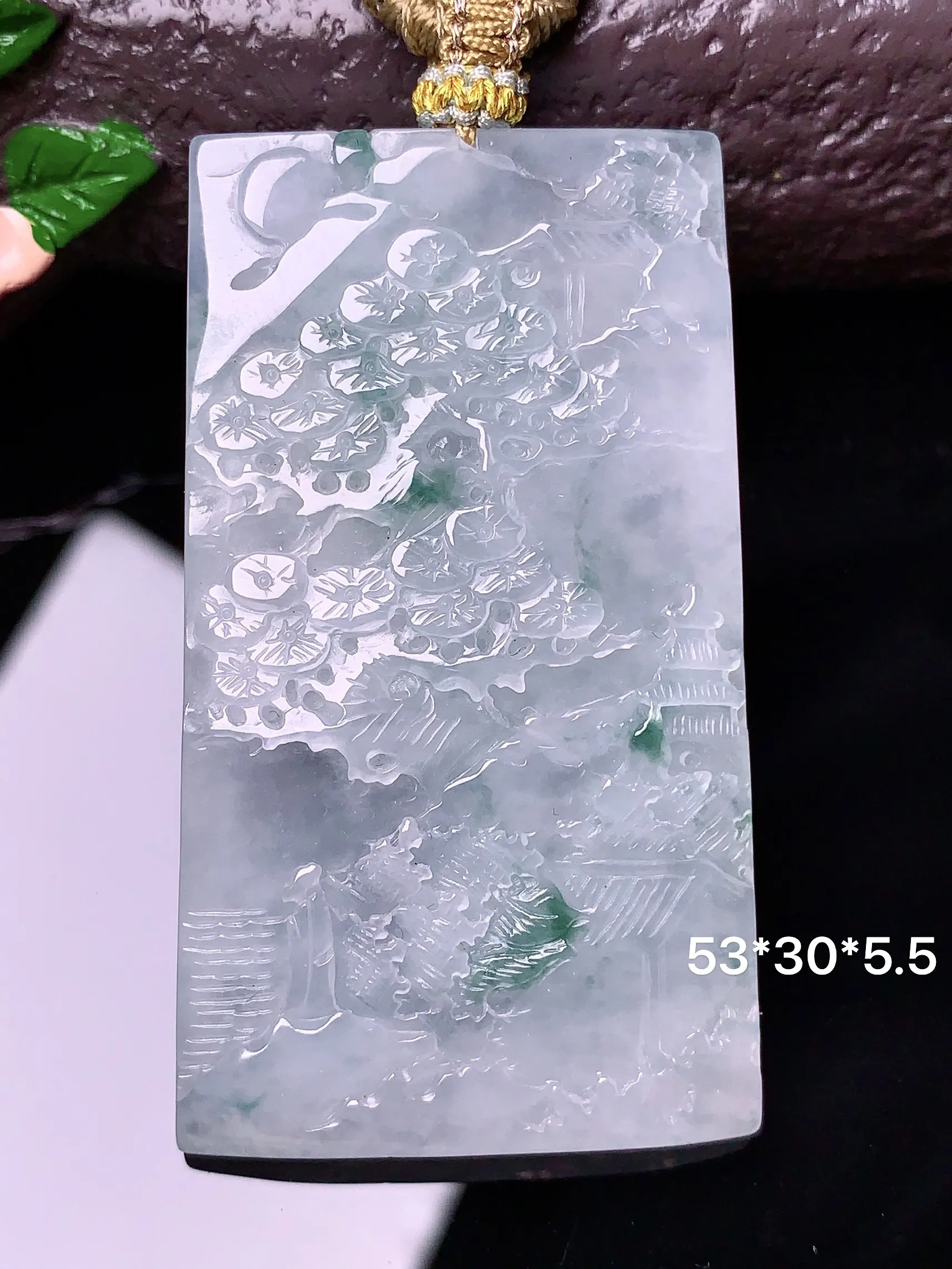 飘绿山水吊坠 玉质细腻 色泽清新艳丽 整体尺寸53*30*5.5