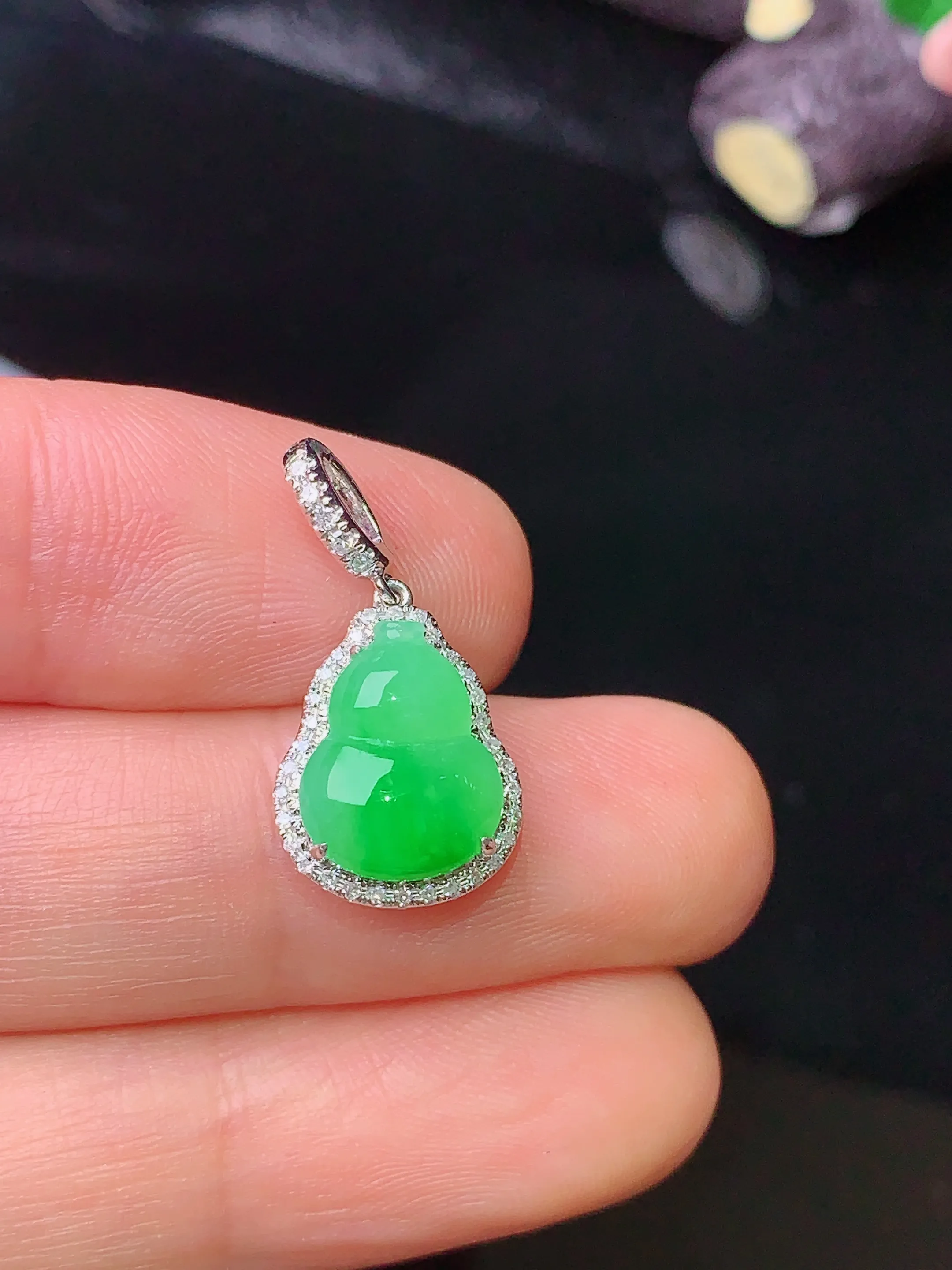 18k金钻镶嵌翠绿葫芦吊坠 玉质细腻 色泽清新艳丽 整体尺寸21*10.7*6.3