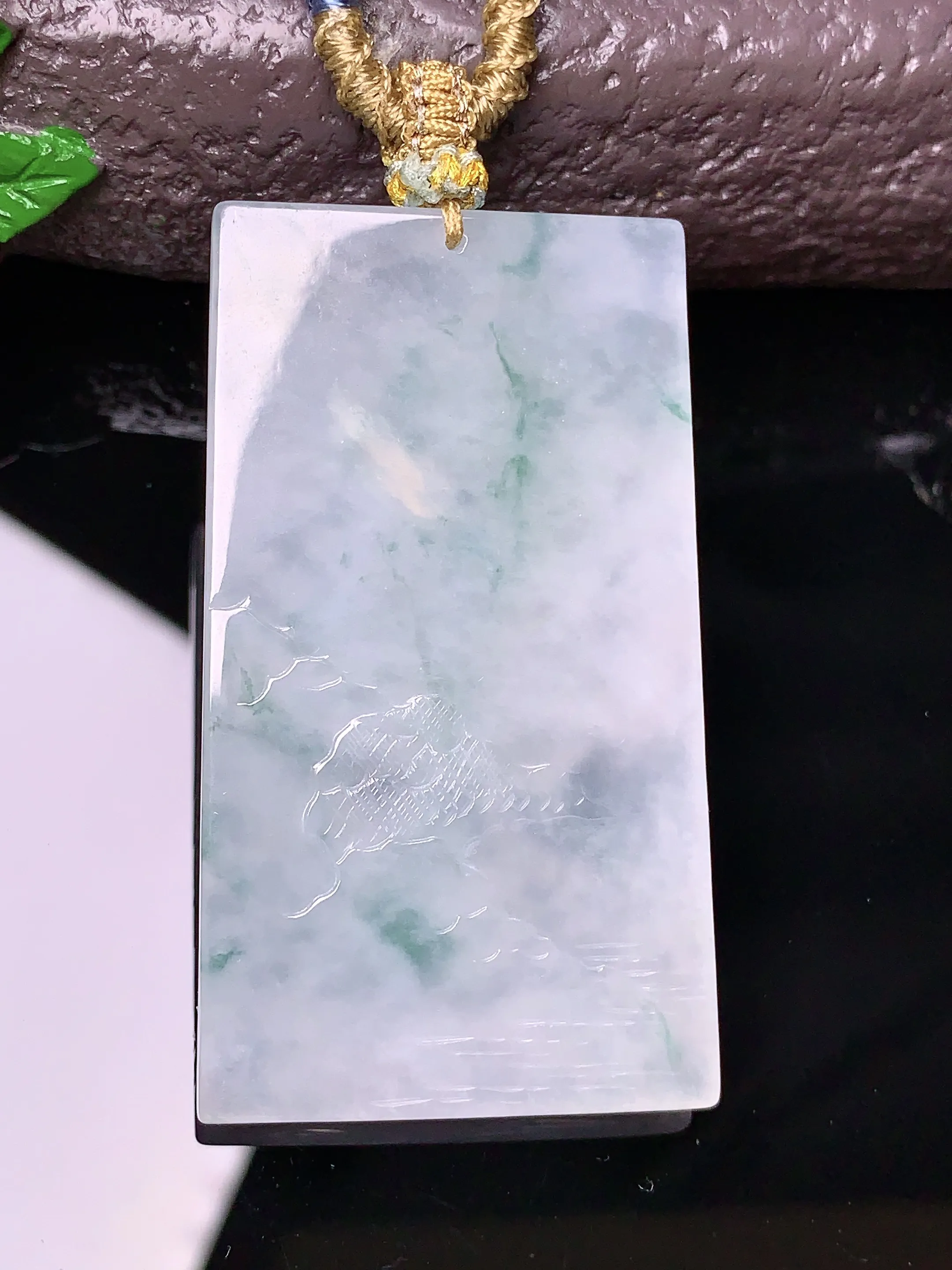 飘绿山水吊坠 玉质细腻 色泽清新艳丽 整体尺寸53*30*5.5