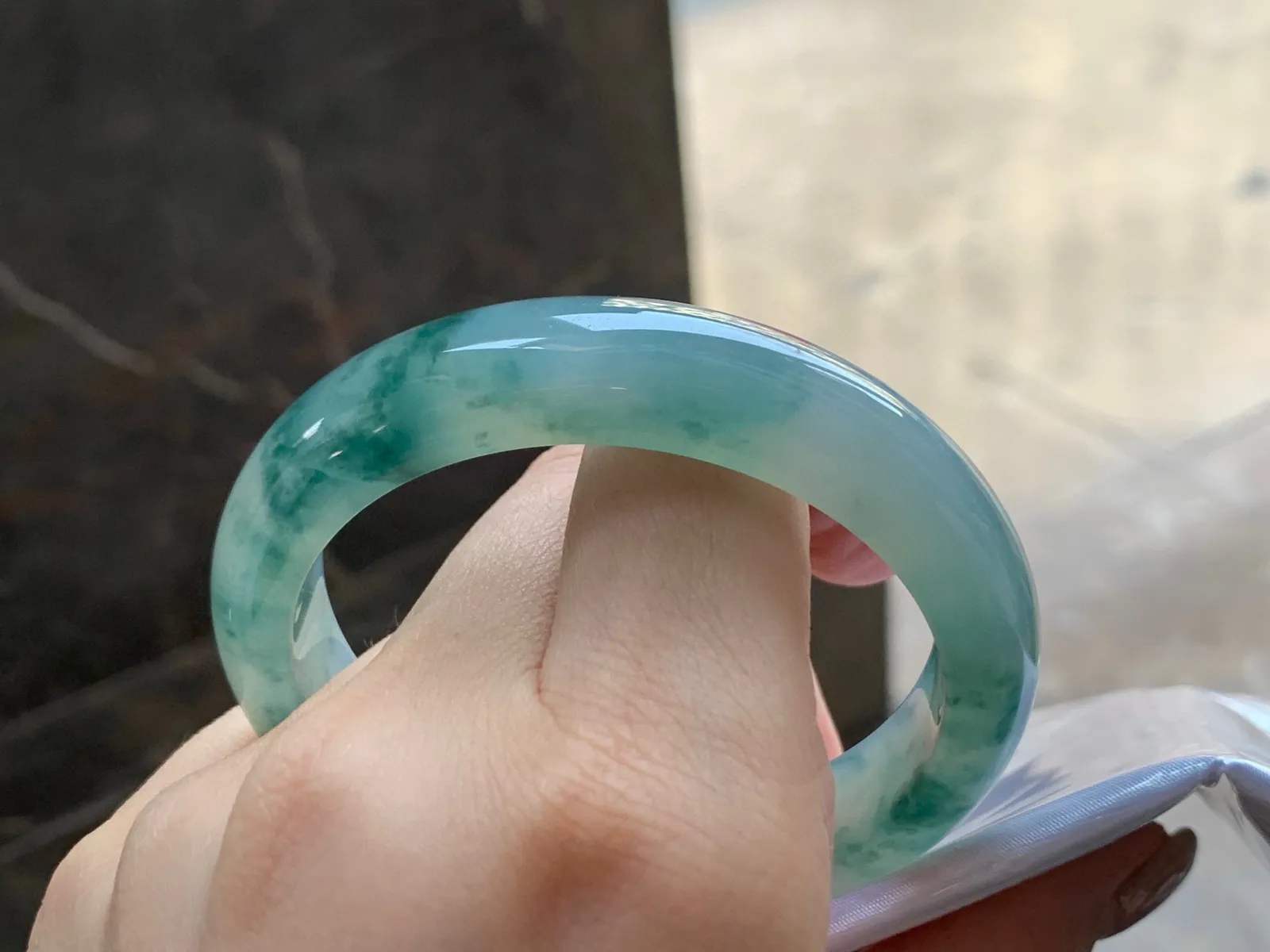 冰飘花手镯
种好水润 55.5/12.6/7.9mm