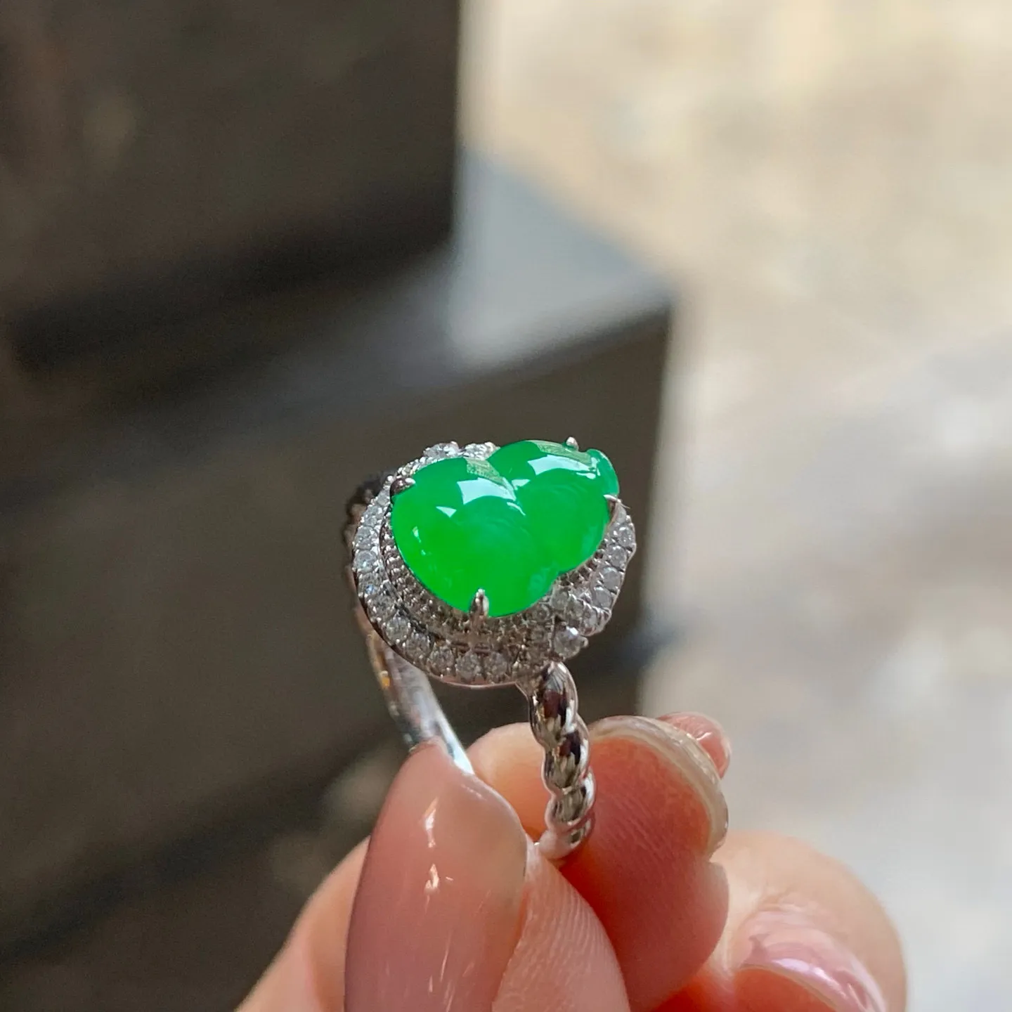 冰种阳绿葫芦戒指
真金镶嵌 精致