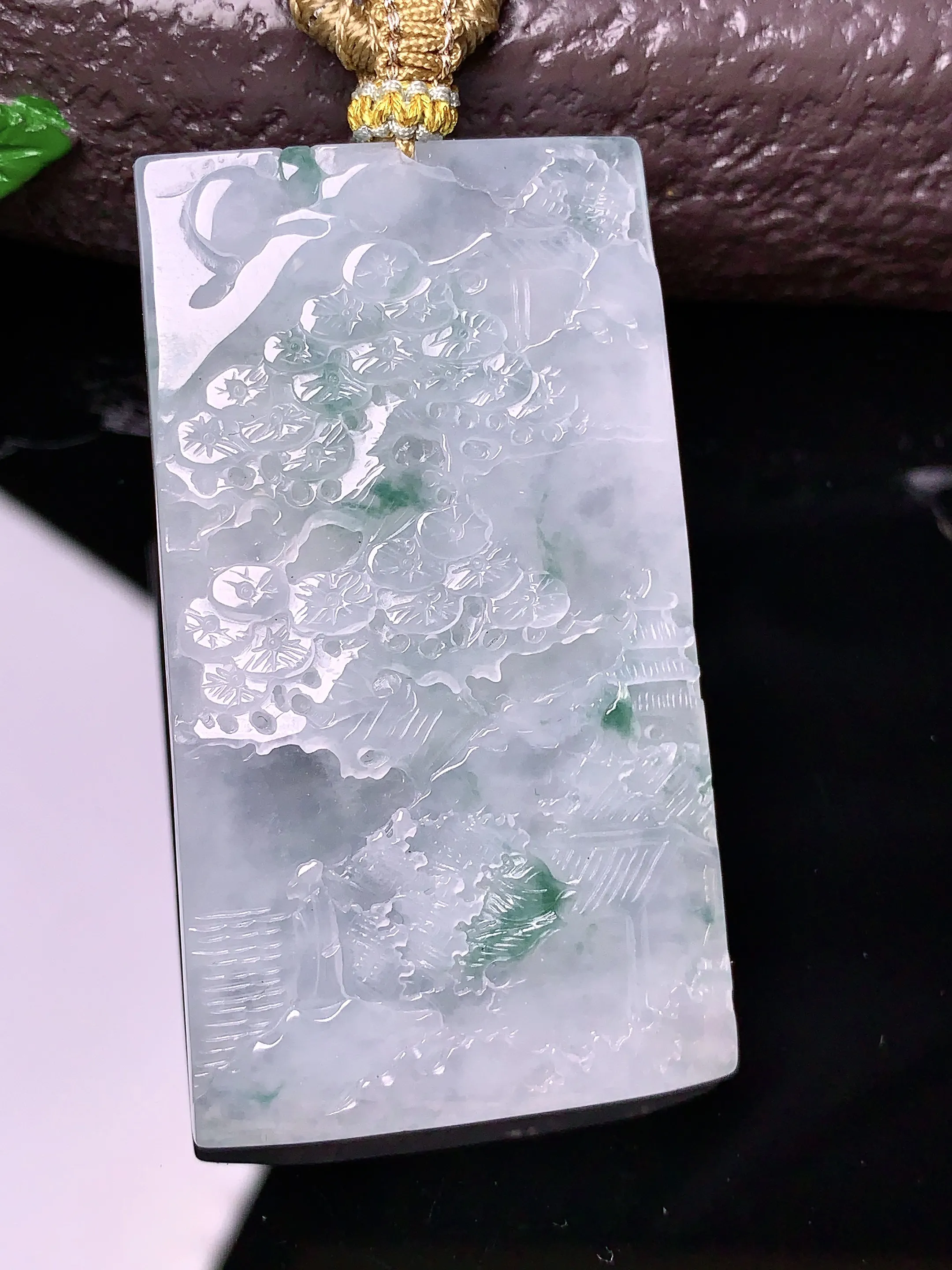 飘绿山水吊坠 玉质细腻 色泽清新艳丽 整体尺寸53*30*5.5