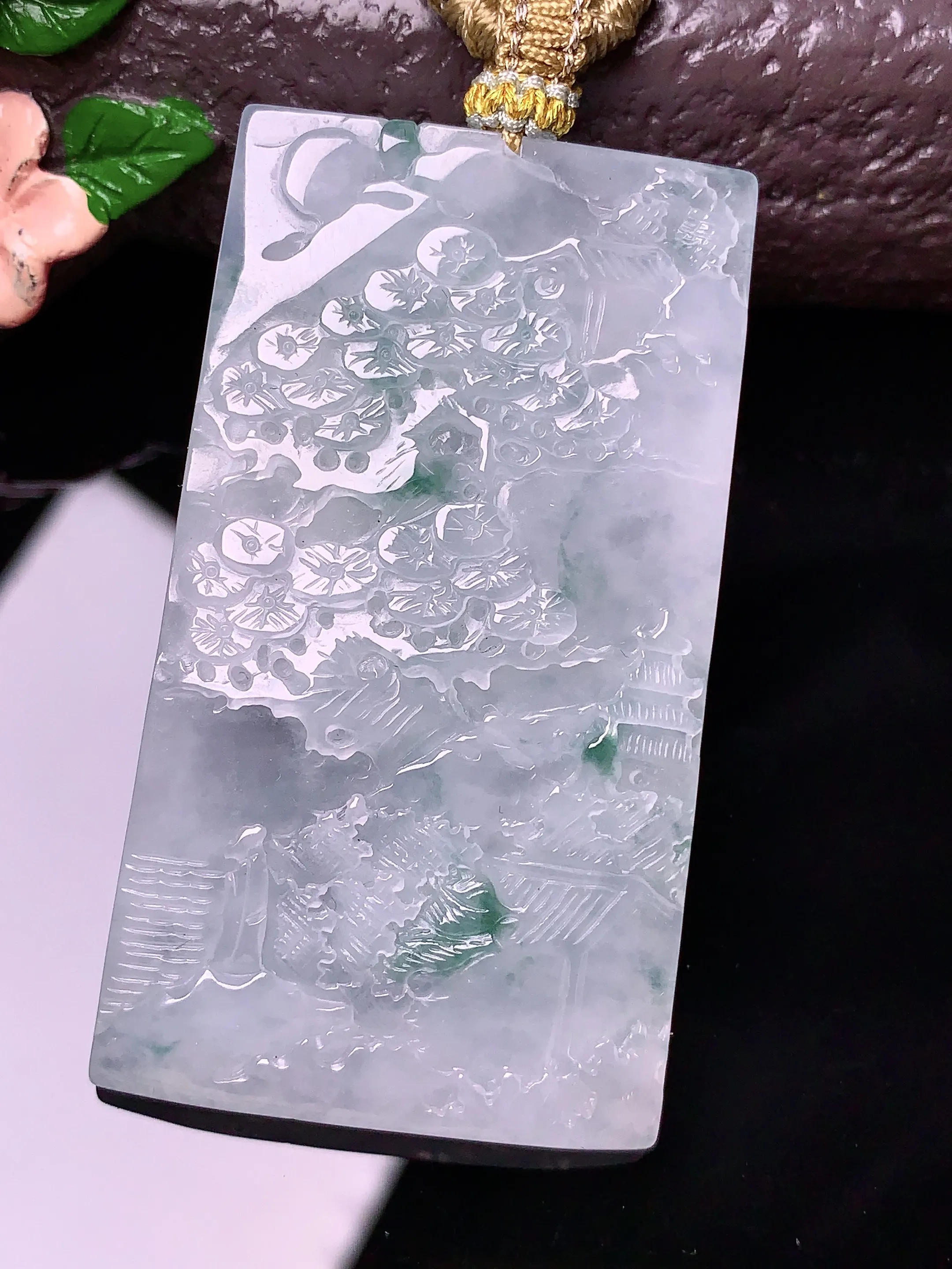 飘绿山水吊坠 玉质细腻 色泽清新艳丽 整体尺寸53*30*5.5
