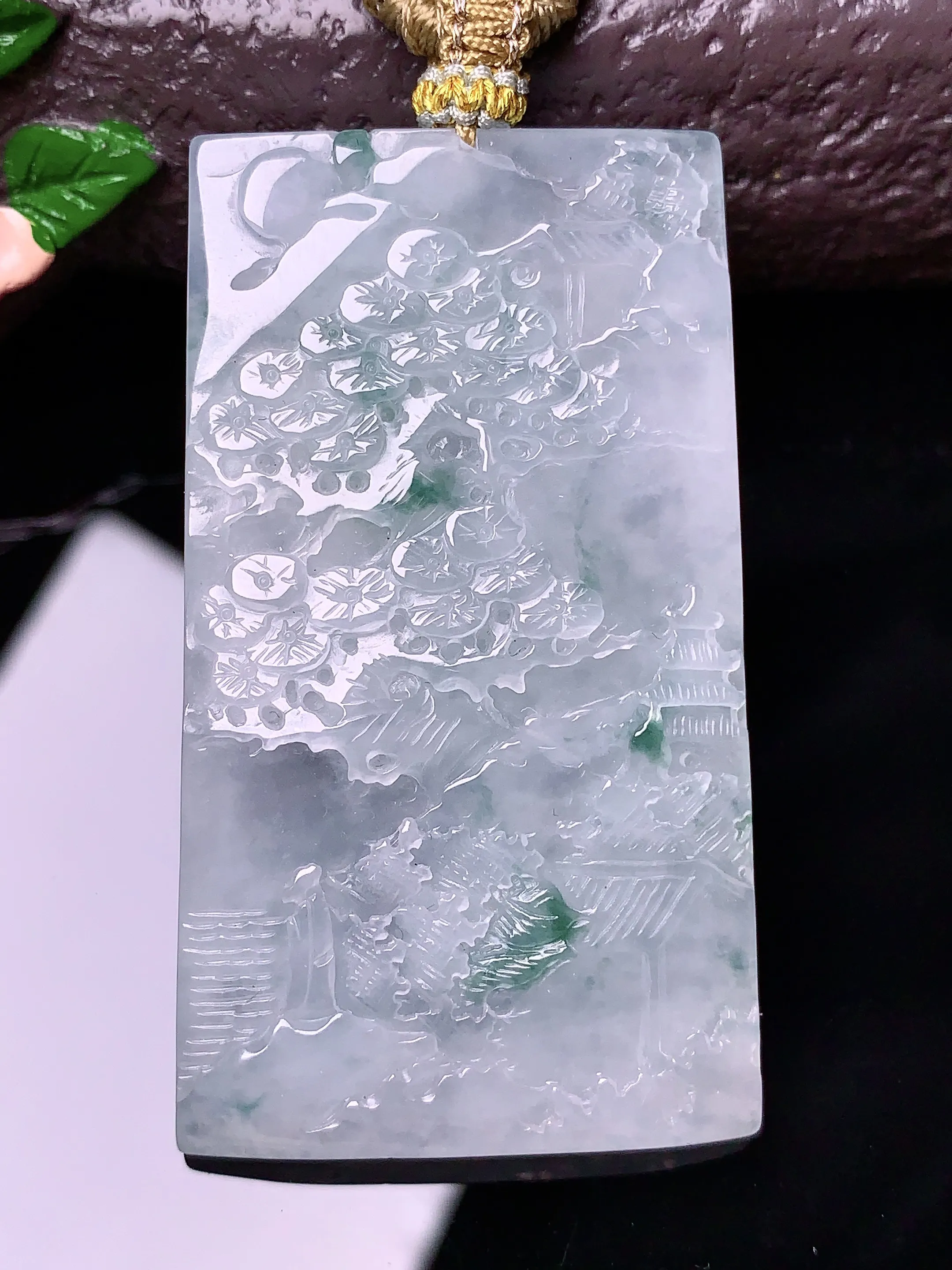 飘绿山水吊坠 玉质细腻 色泽清新艳丽 整体尺寸53*30*5.5