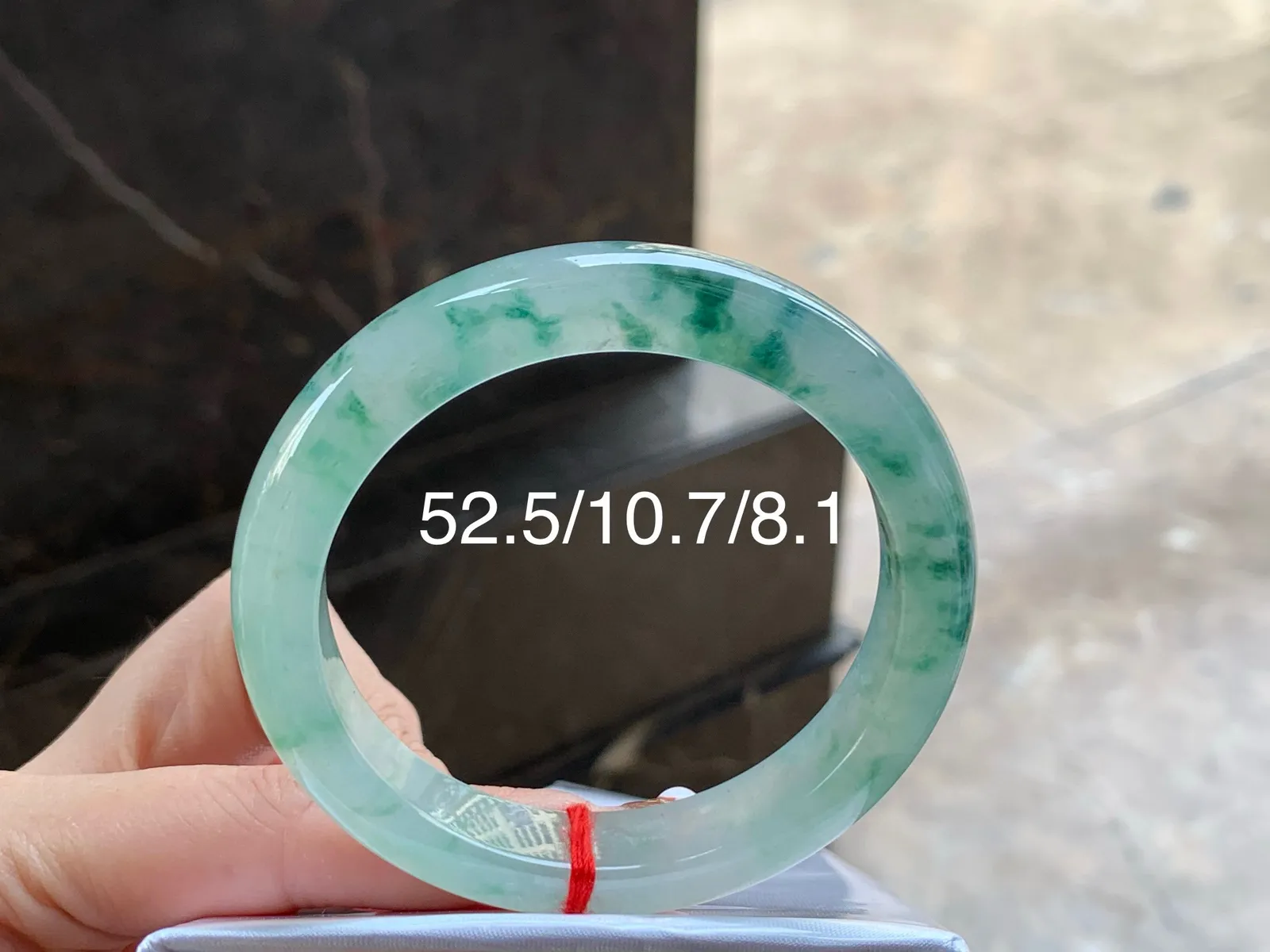 冰种飘花手镯
清爽52.5/10.7/8.1mm