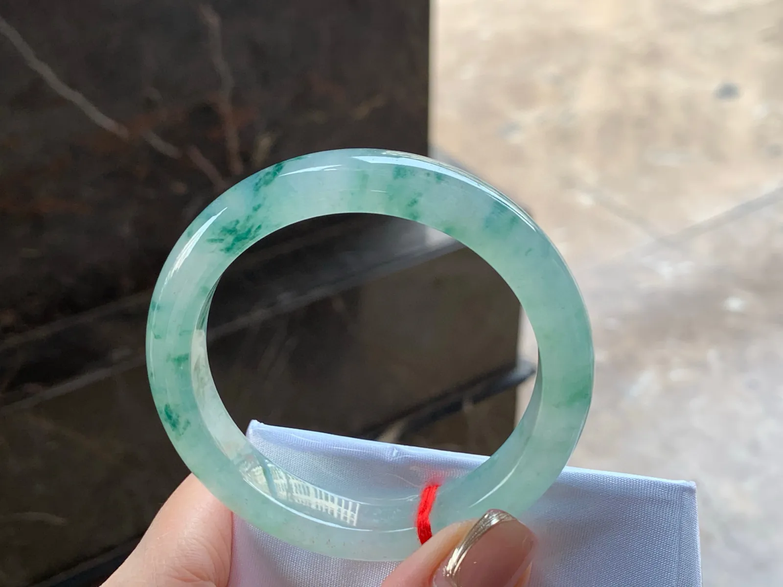 冰种飘花手镯
清爽52.5/10.7/8.1mm