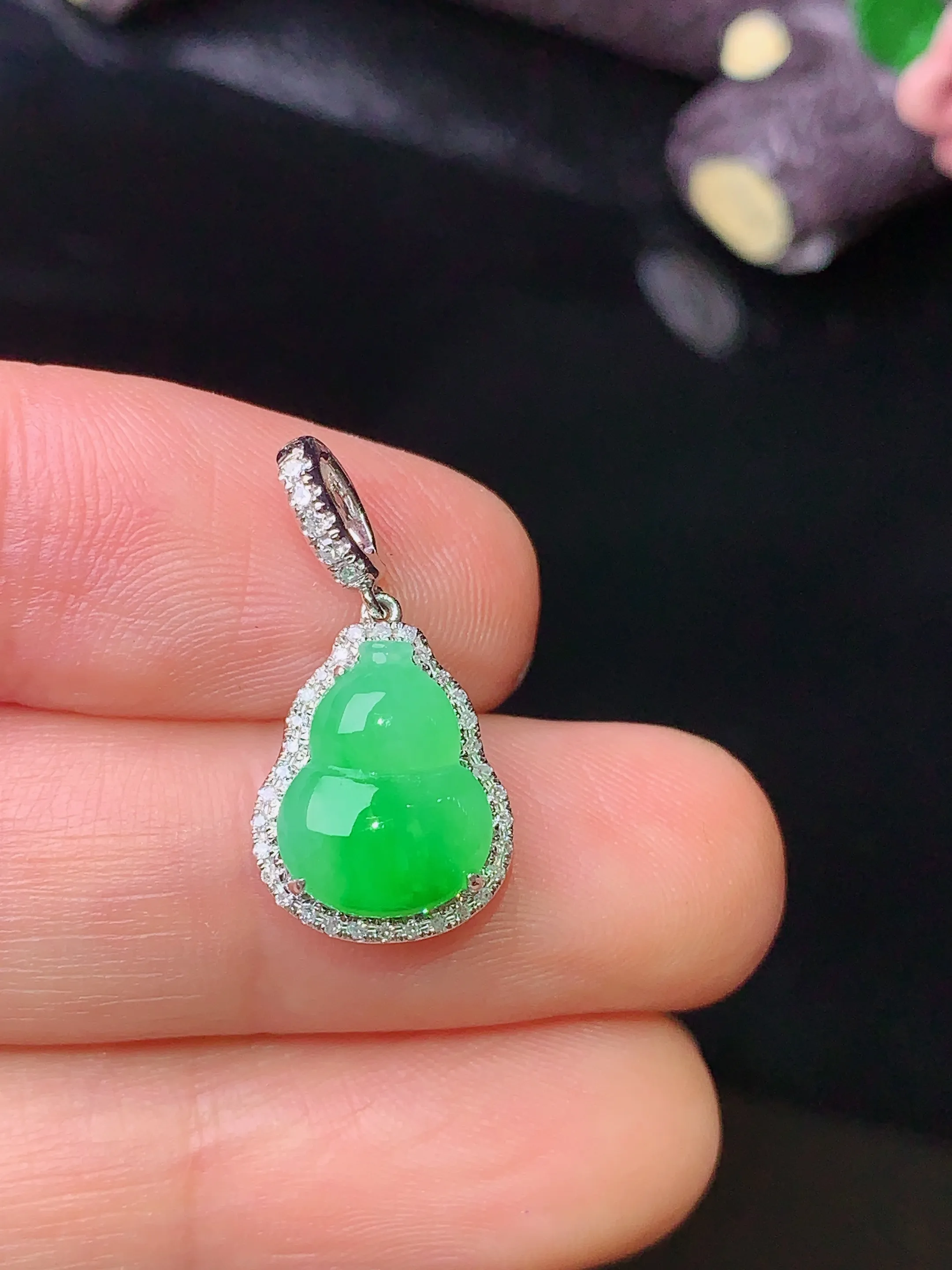18k金钻镶嵌翠绿葫芦吊坠 玉质细腻 色泽清新艳丽 整体尺寸21*10.7*6.3