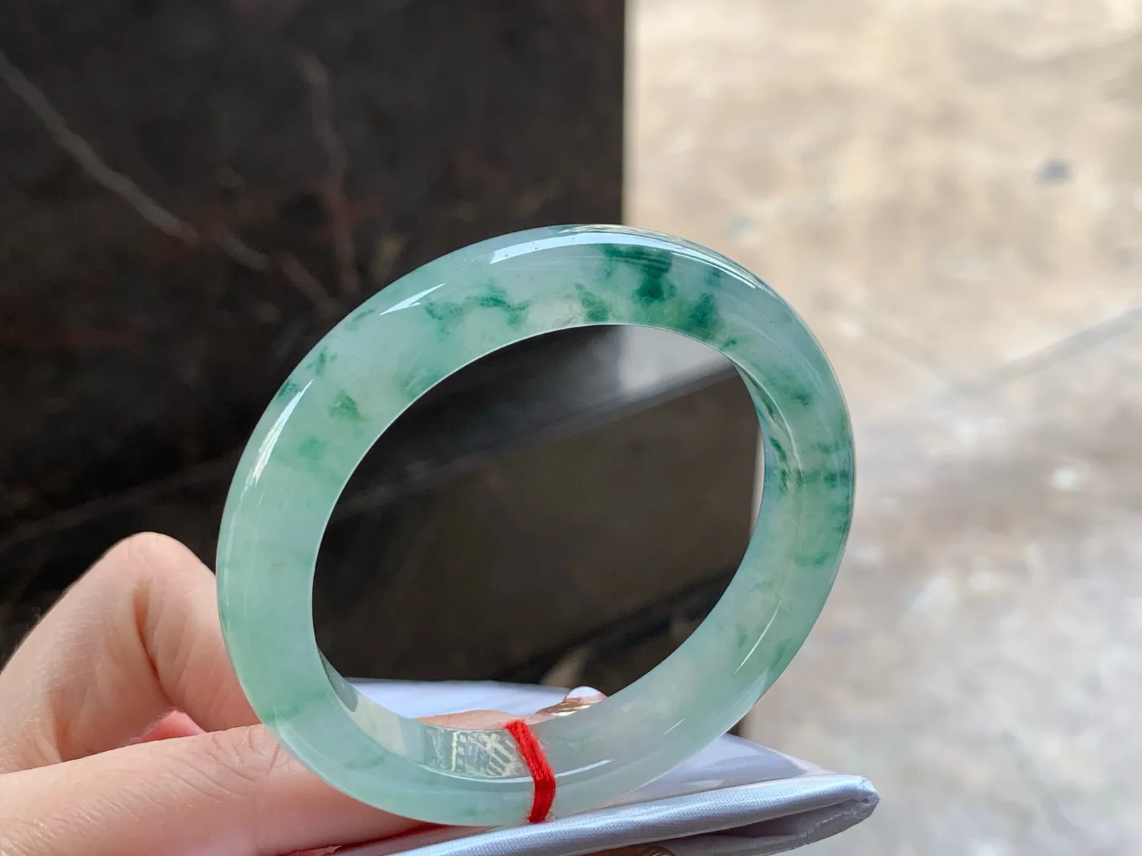 冰种飘花手镯
清爽52.5/10.7/8.1mm