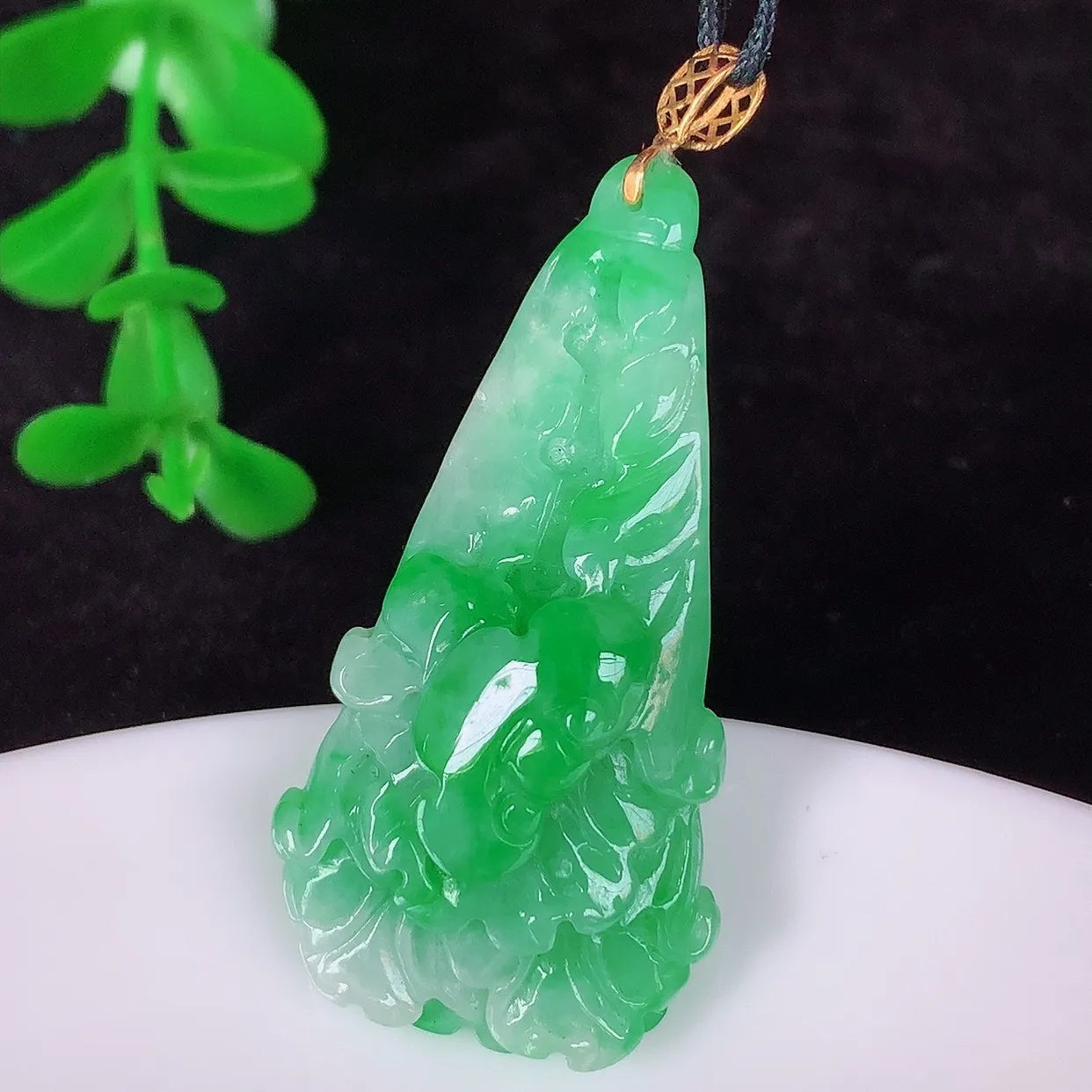自然光实拍，18K金镶嵌冰润冰糯种飘阳绿翡翠招百财白菜吊坠，百财聚来，财源滚滚，色泽鲜艳，精工水润的白菜，性价比高！#1.27
