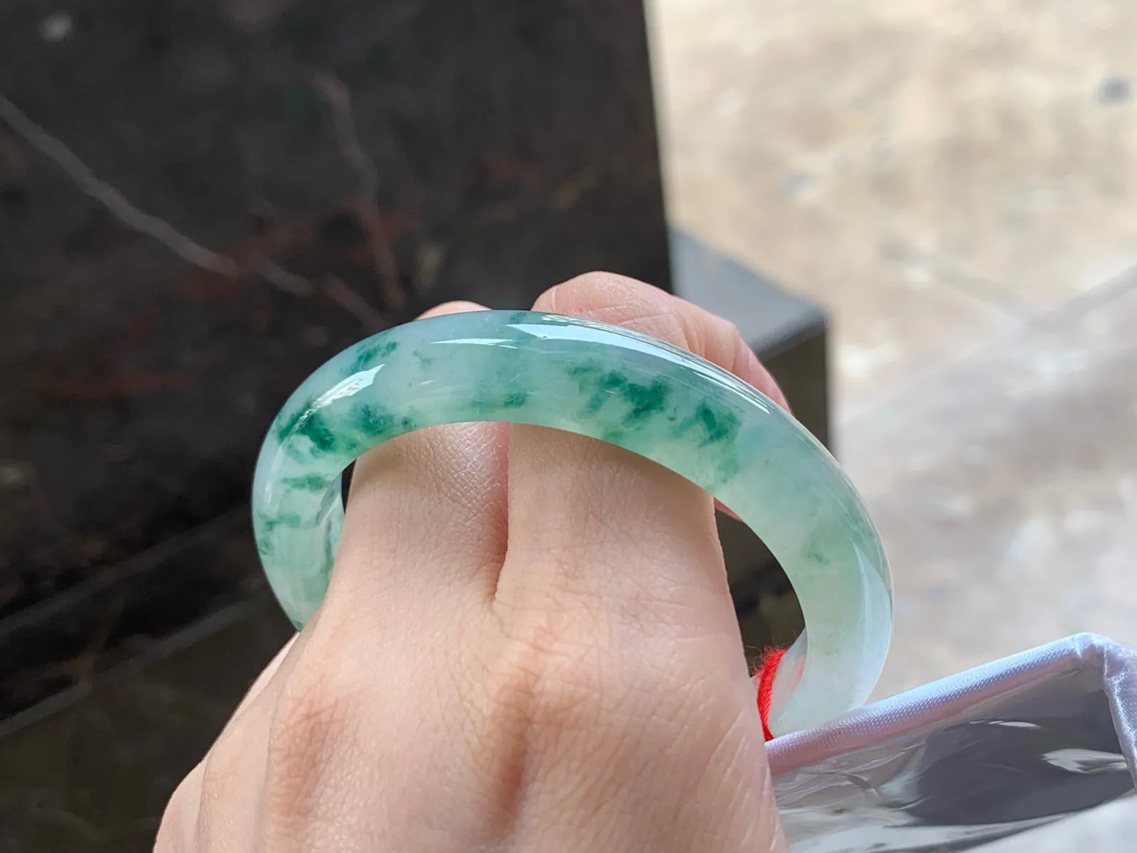 冰种飘花手镯
清爽52.5/10.7/8.1mm