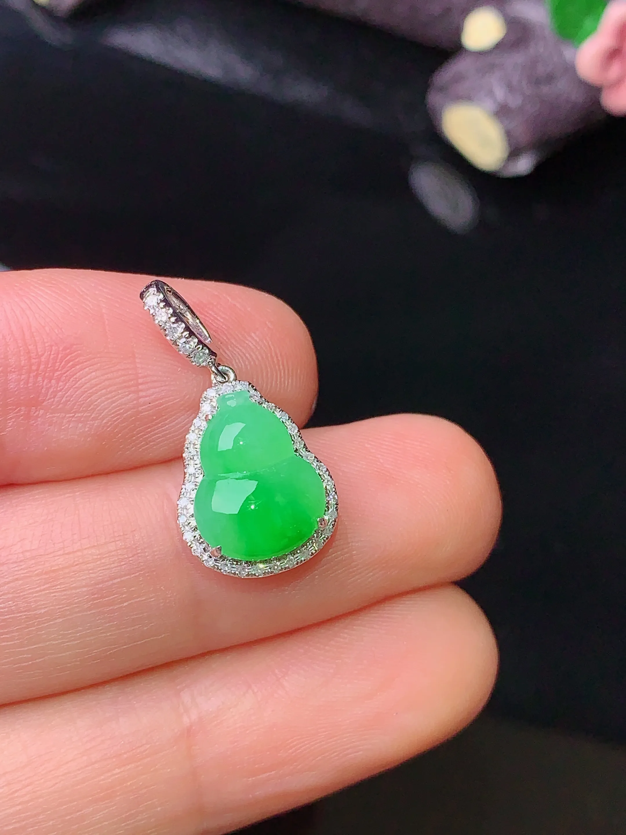 18k金钻镶嵌翠绿葫芦吊坠 玉质细腻 色泽清新艳丽 整体尺寸21*10.7*6.3