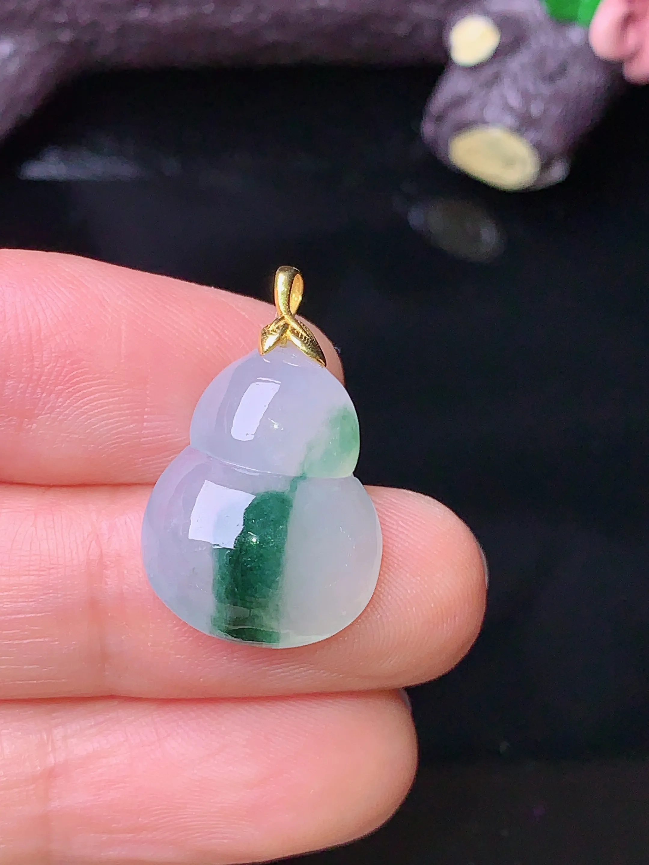 18k金镶嵌飘绿葫芦吊坠 玉质细腻 色泽清新艳丽 整体尺寸23.8*14.6*6