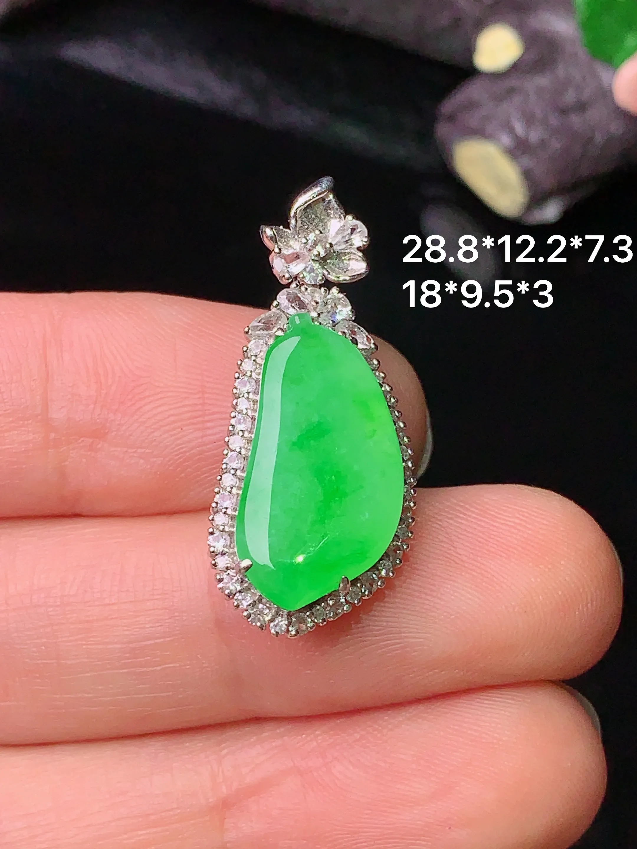 18k金钻镶嵌翠绿福瓜吊坠 玉质细腻 色泽清新艳丽 整体尺寸28.8*12.2*7.3