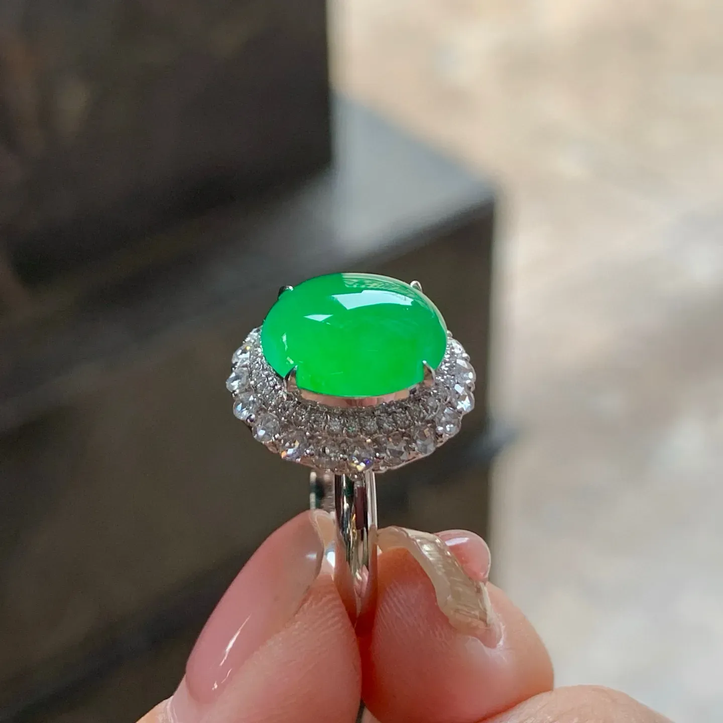 冰种阳绿戒指
真金镶嵌 精致