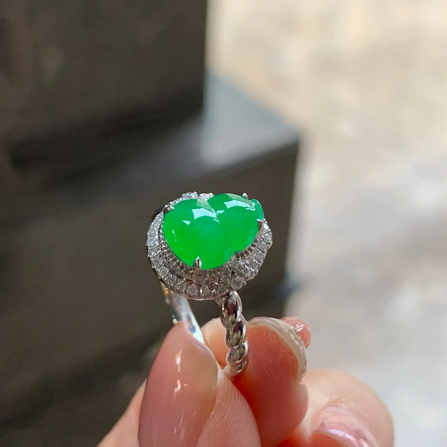 冰种阳绿葫芦戒指
真金镶嵌 精致