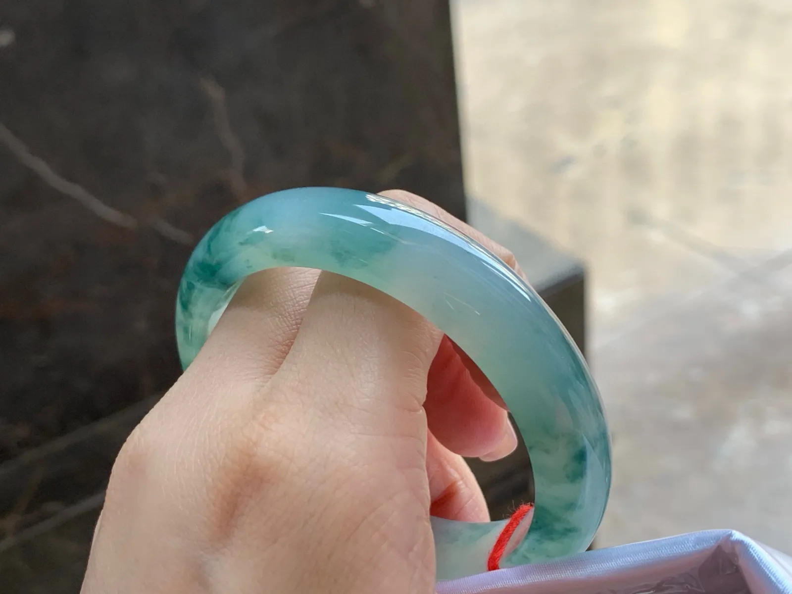 冰飘花手镯
种好水润 55.5/12.6/7.9mm