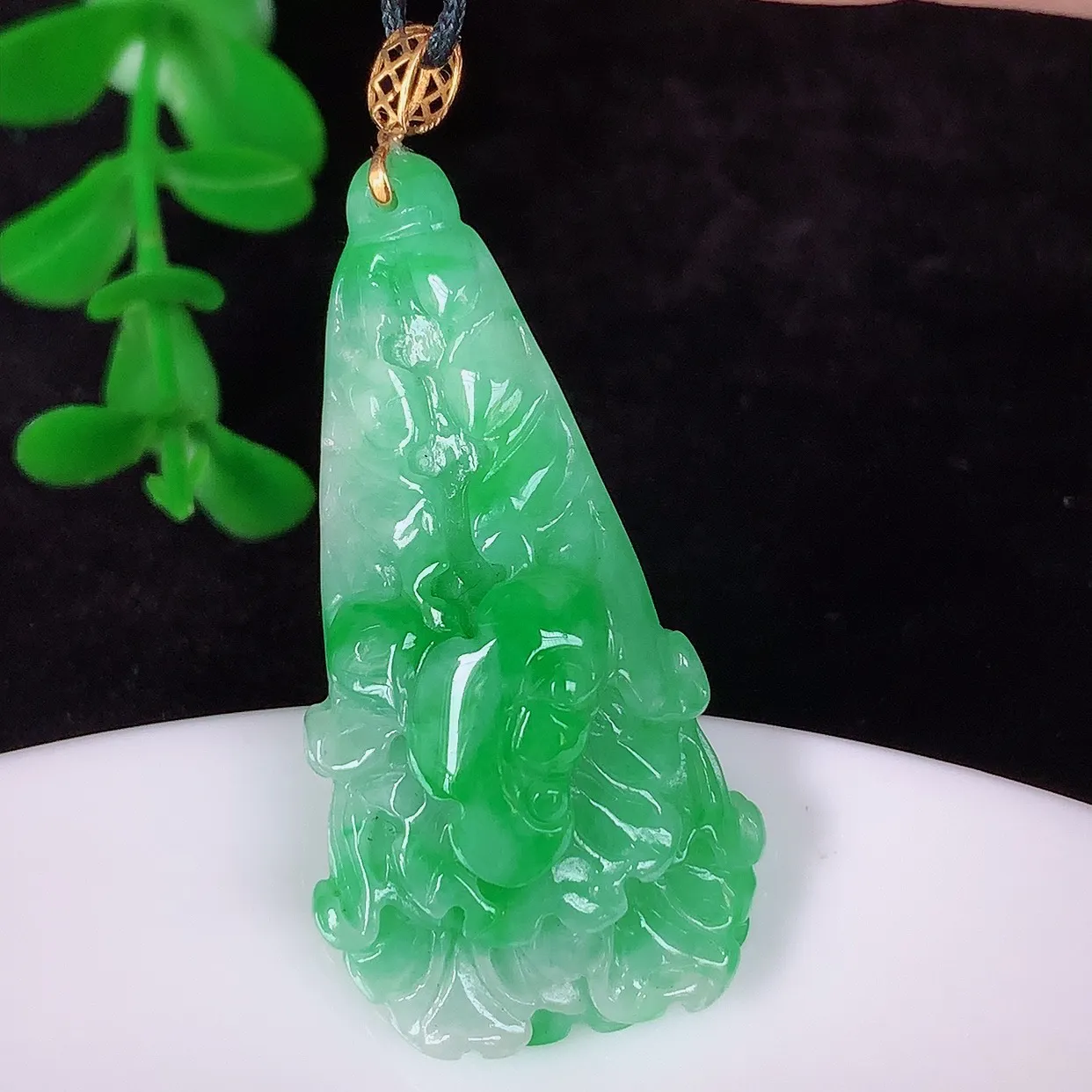 自然光实拍，18K金镶嵌冰润冰糯种飘阳绿翡翠招百财白菜吊坠，百财聚来，财源滚滚，色泽鲜艳，精工水润的白菜，性价比高！#1.27