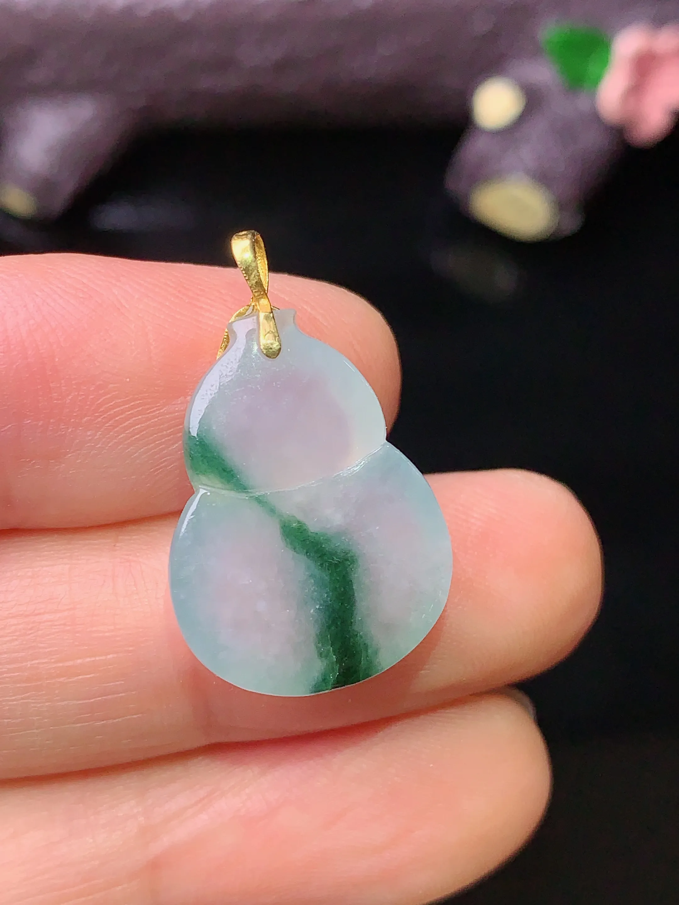 18k金镶嵌飘绿葫芦吊坠 玉质细腻 色泽清新艳丽 整体尺寸23.8*14.6*6