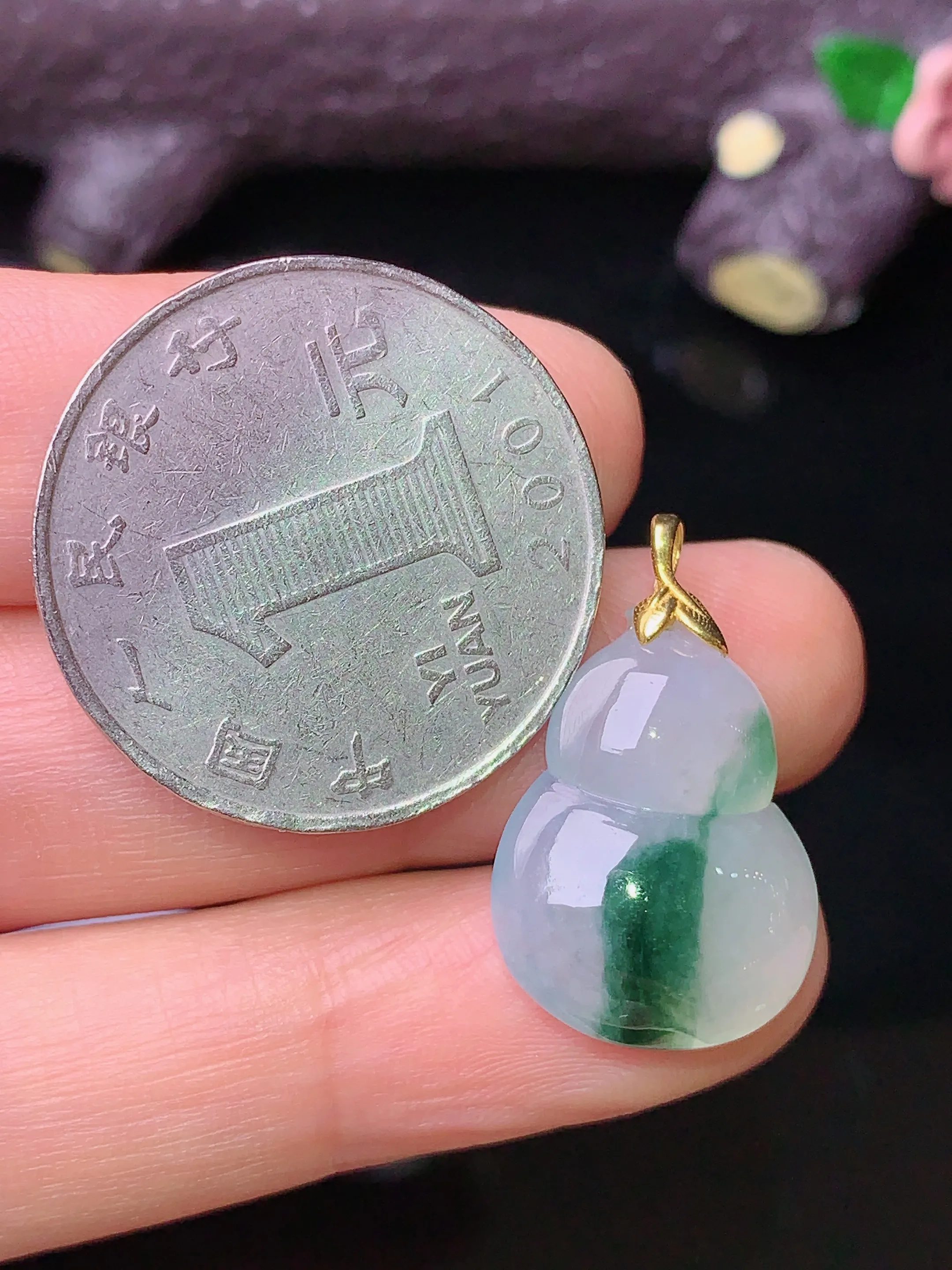 18k金镶嵌飘绿葫芦吊坠 玉质细腻 色泽清新艳丽 整体尺寸23.8*14.6*6