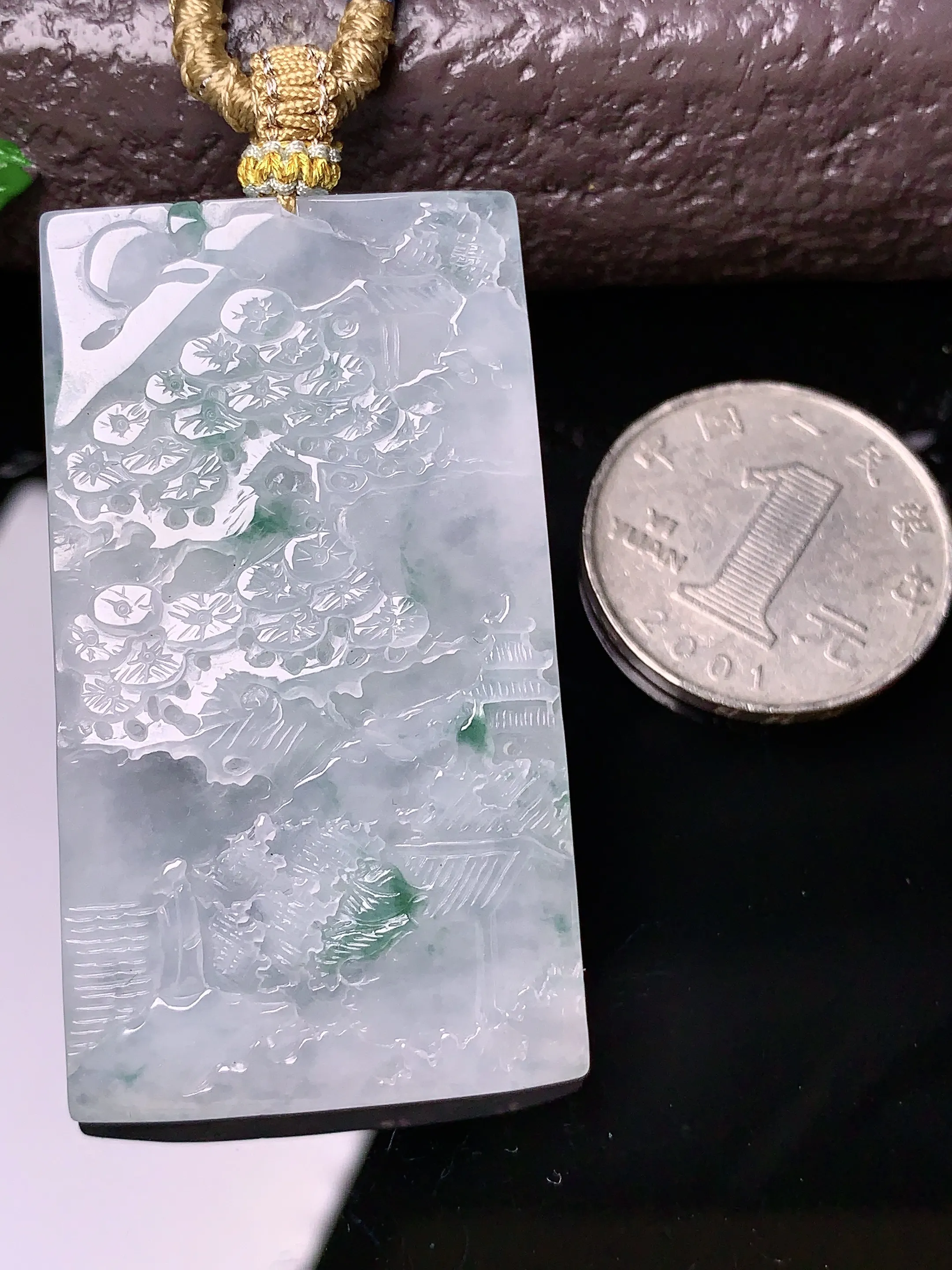 飘绿山水吊坠 玉质细腻 色泽清新艳丽 整体尺寸53*30*5.5