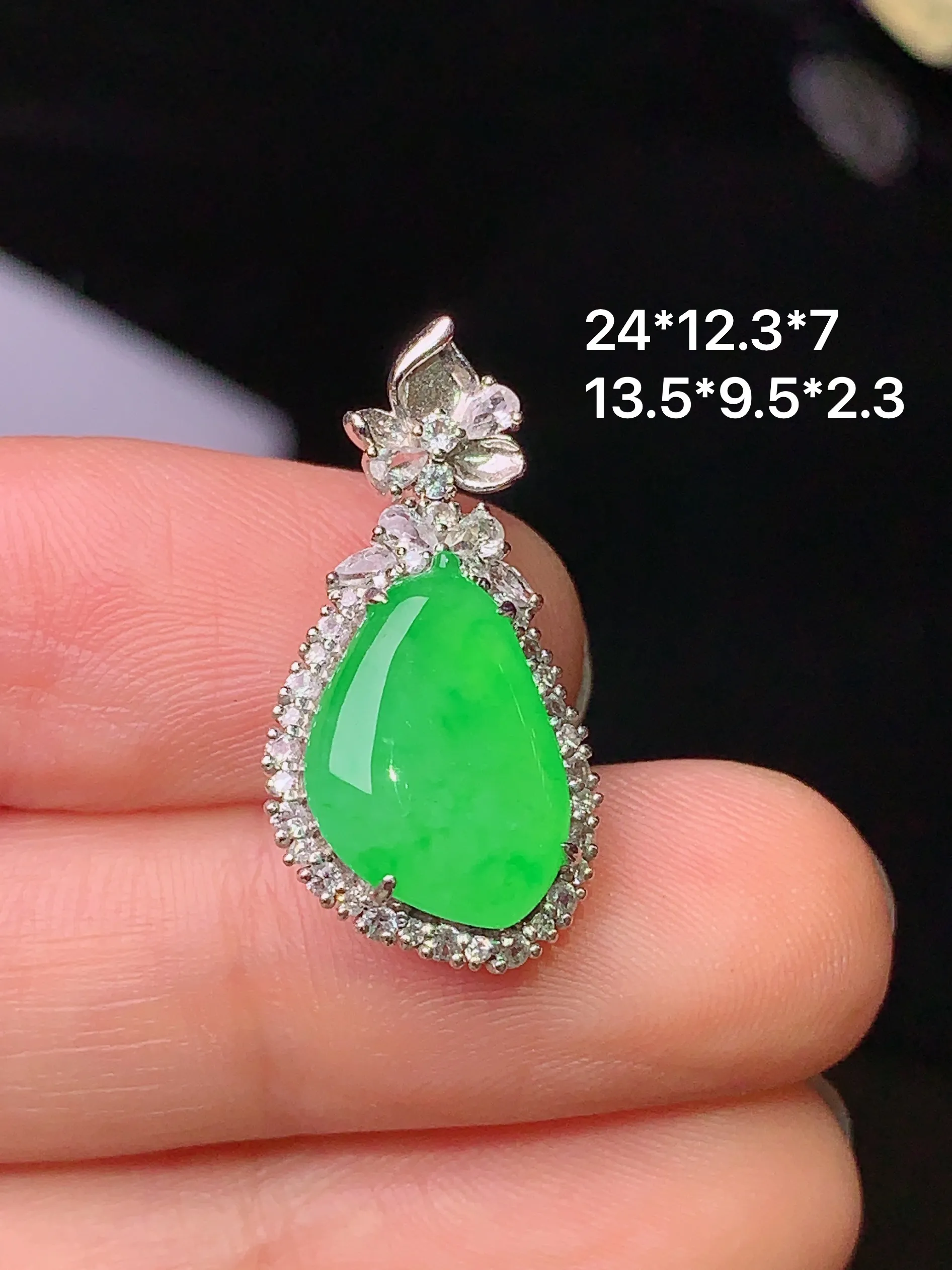 18k金钻镶嵌翠绿福瓜吊坠 玉质细腻 色泽清新艳丽 整体尺寸24*12.3*7
