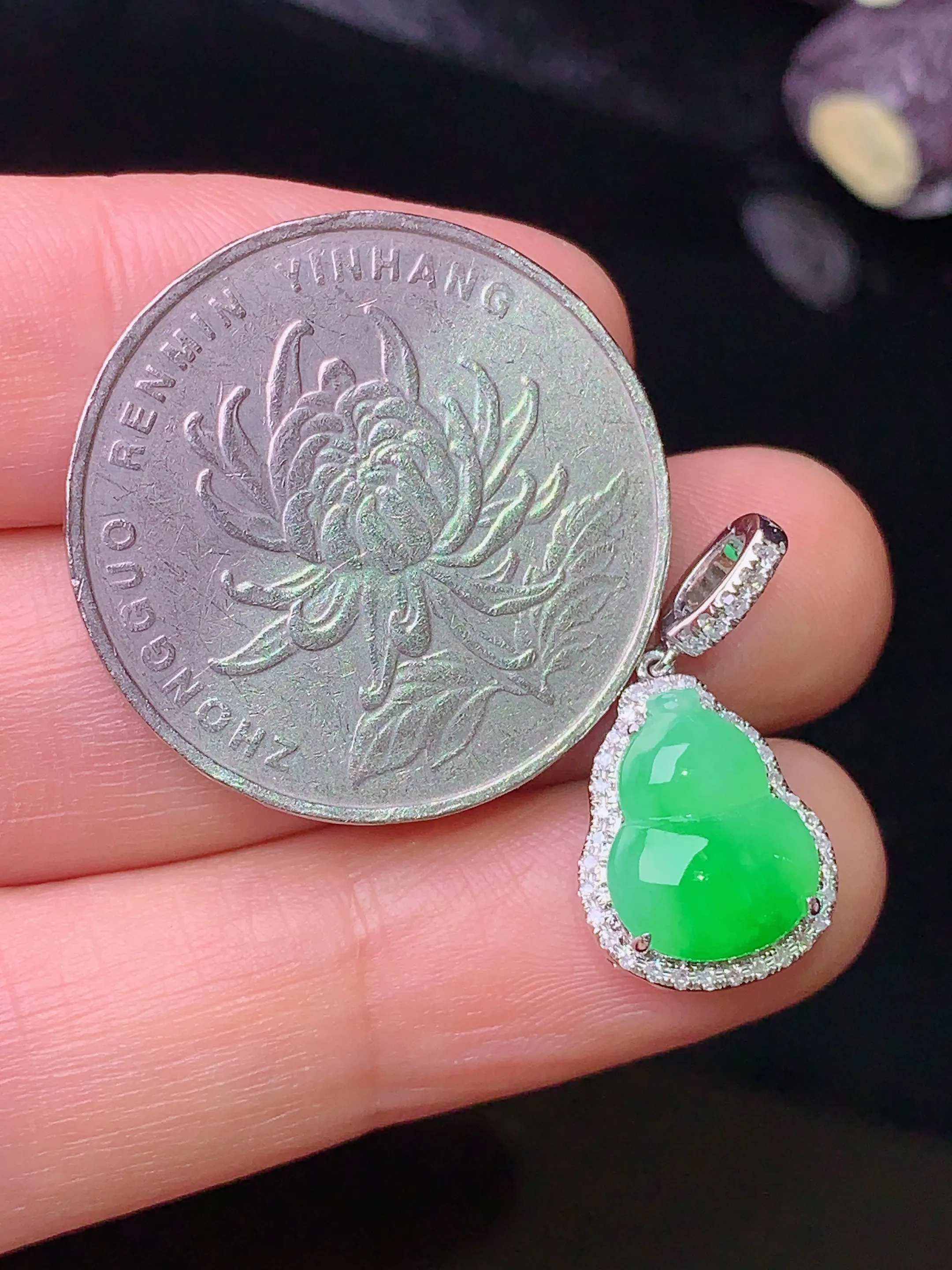 18k金钻镶嵌翠绿葫芦吊坠 玉质细腻 色泽清新艳丽 整体尺寸21*10.7*6.3
