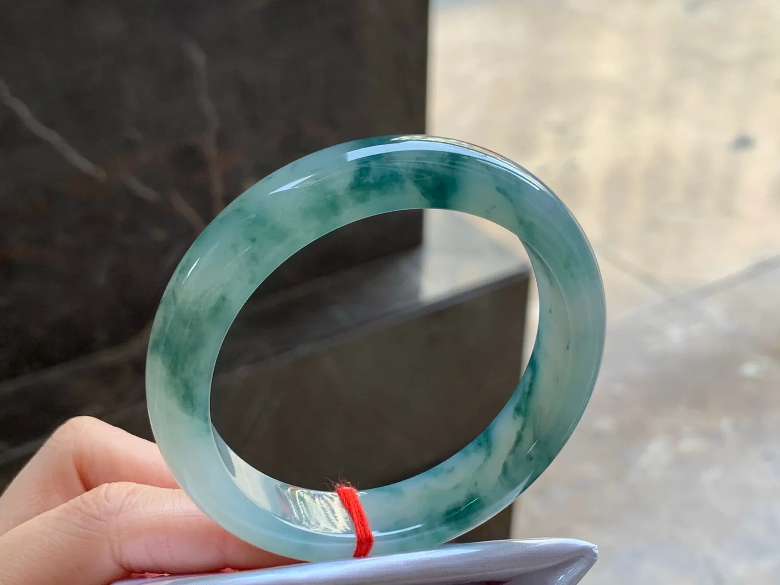 冰飘花手镯
种好水润 55.5/12.6/7.9mm