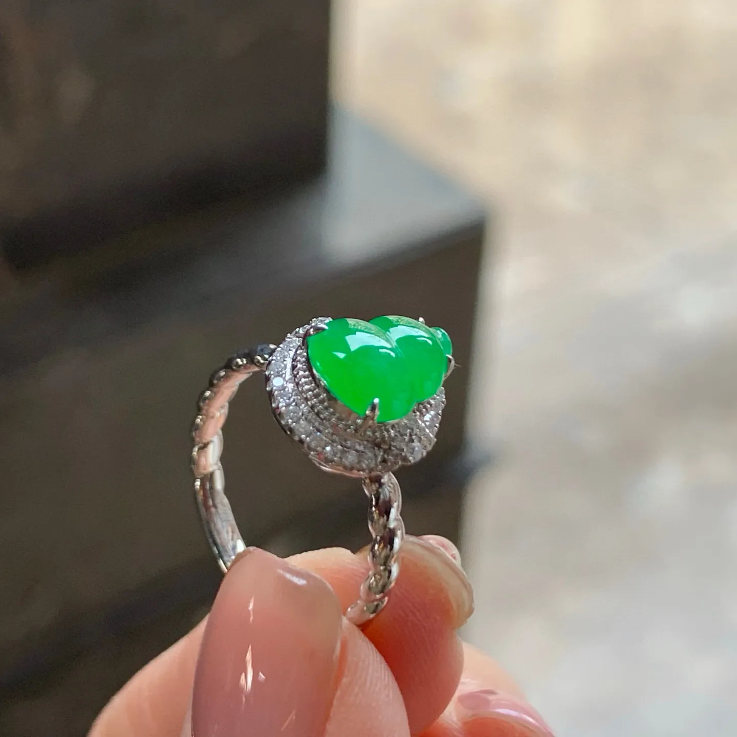 冰种阳绿葫芦戒指
真金镶嵌 精致