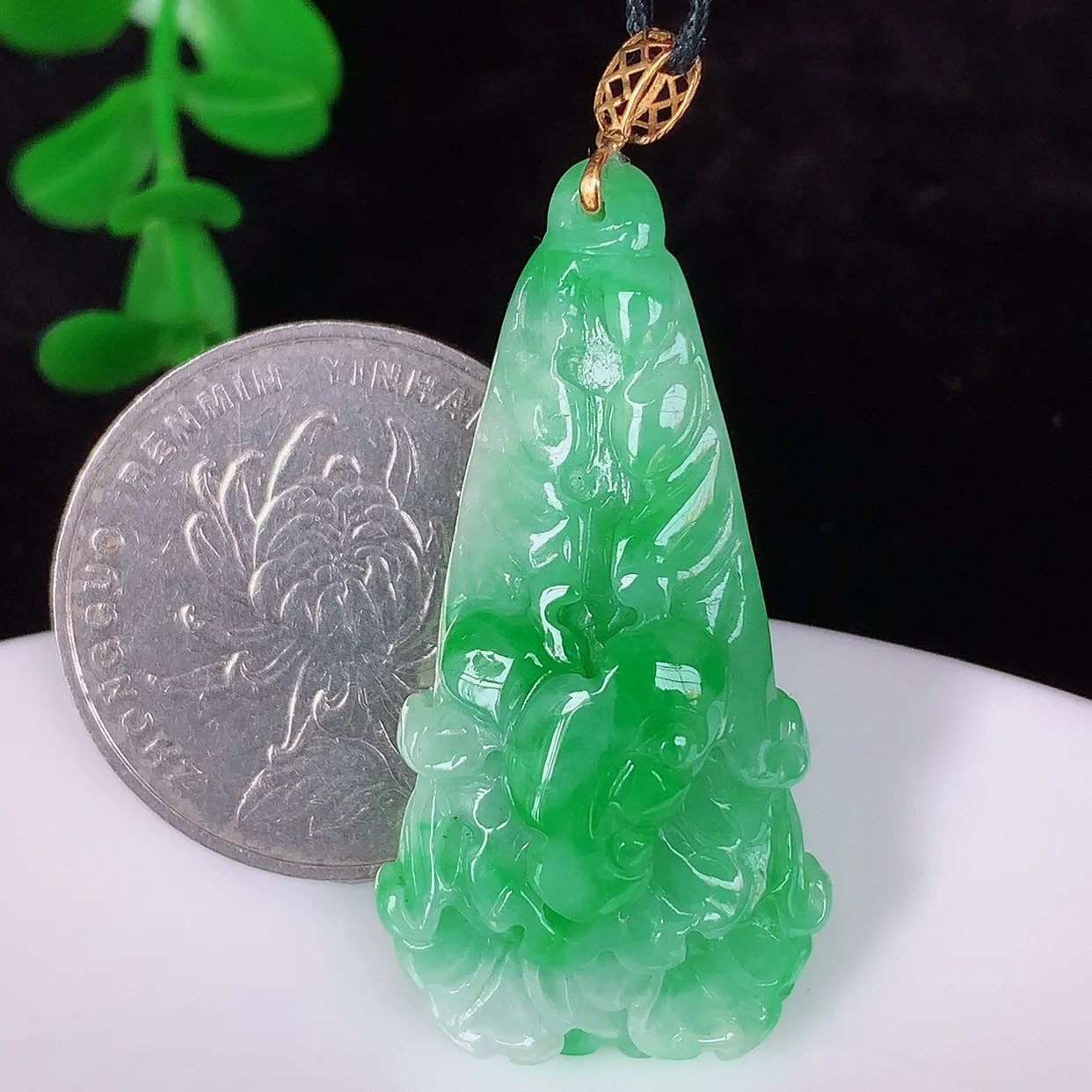 自然光实拍，18K金镶嵌冰润冰糯种飘阳绿翡翠招百财白菜吊坠，百财聚来，财源滚滚，色泽鲜艳，精工水润的白菜，性价比高！#1.27