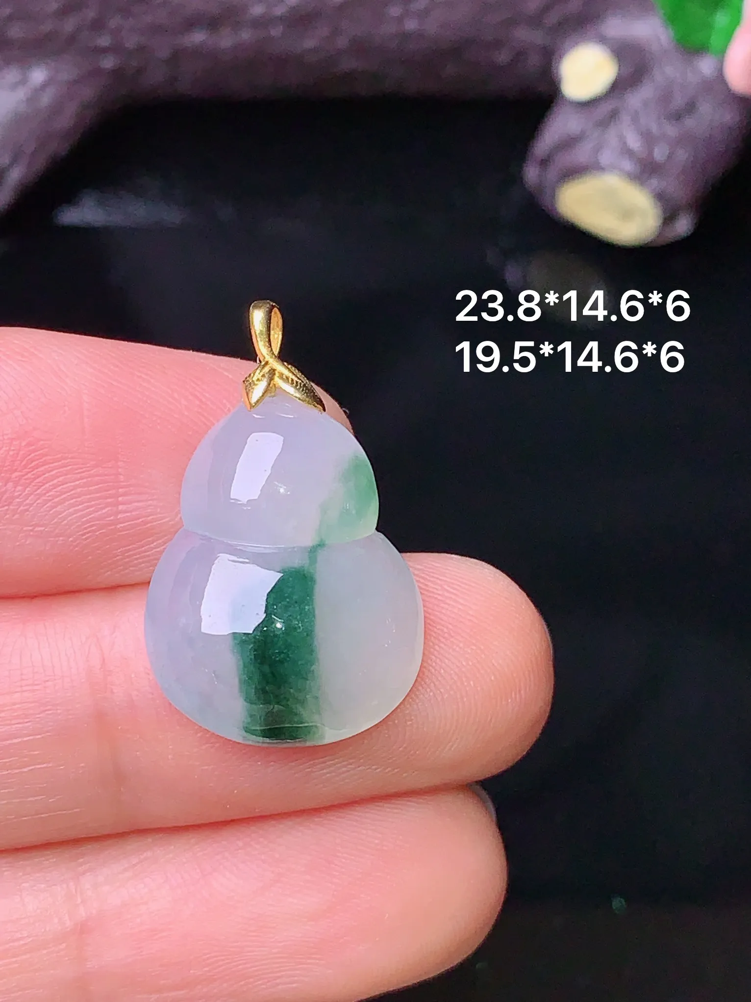 18k金镶嵌飘绿葫芦吊坠 玉质细腻 色泽清新艳丽 整体尺寸23.8*14.6*6