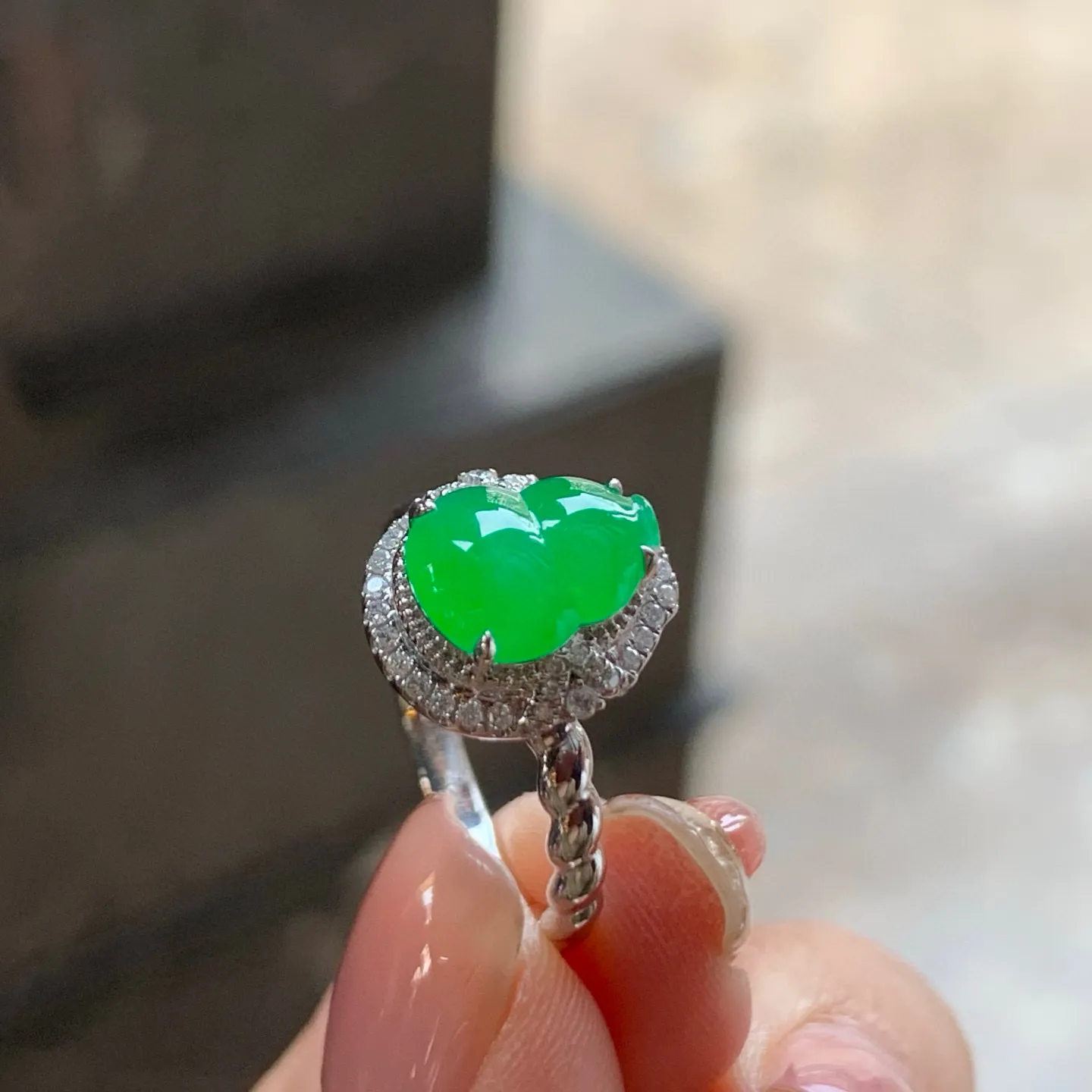 冰种阳绿葫芦戒指
真金镶嵌 精致