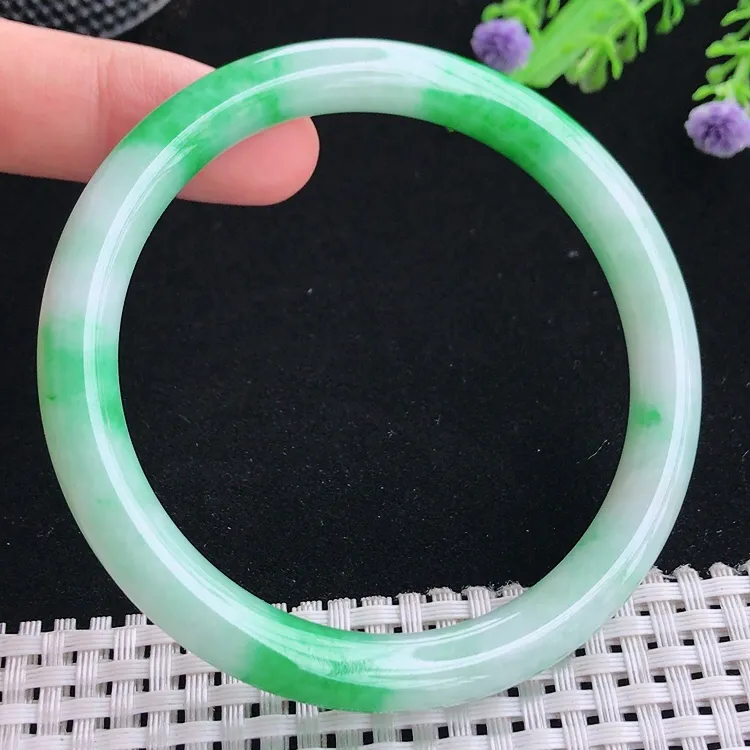 自然光60.3大圈口老坑精美温润飘阳绿圆条手镯翡翠玉镯尺寸60.3/8.2/8.4