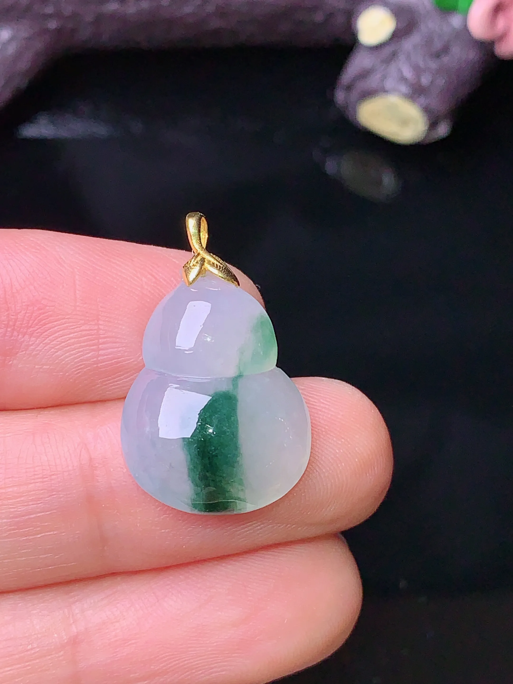 18k金镶嵌飘绿葫芦吊坠 玉质细腻 色泽清新艳丽 整体尺寸23.8*14.6*6