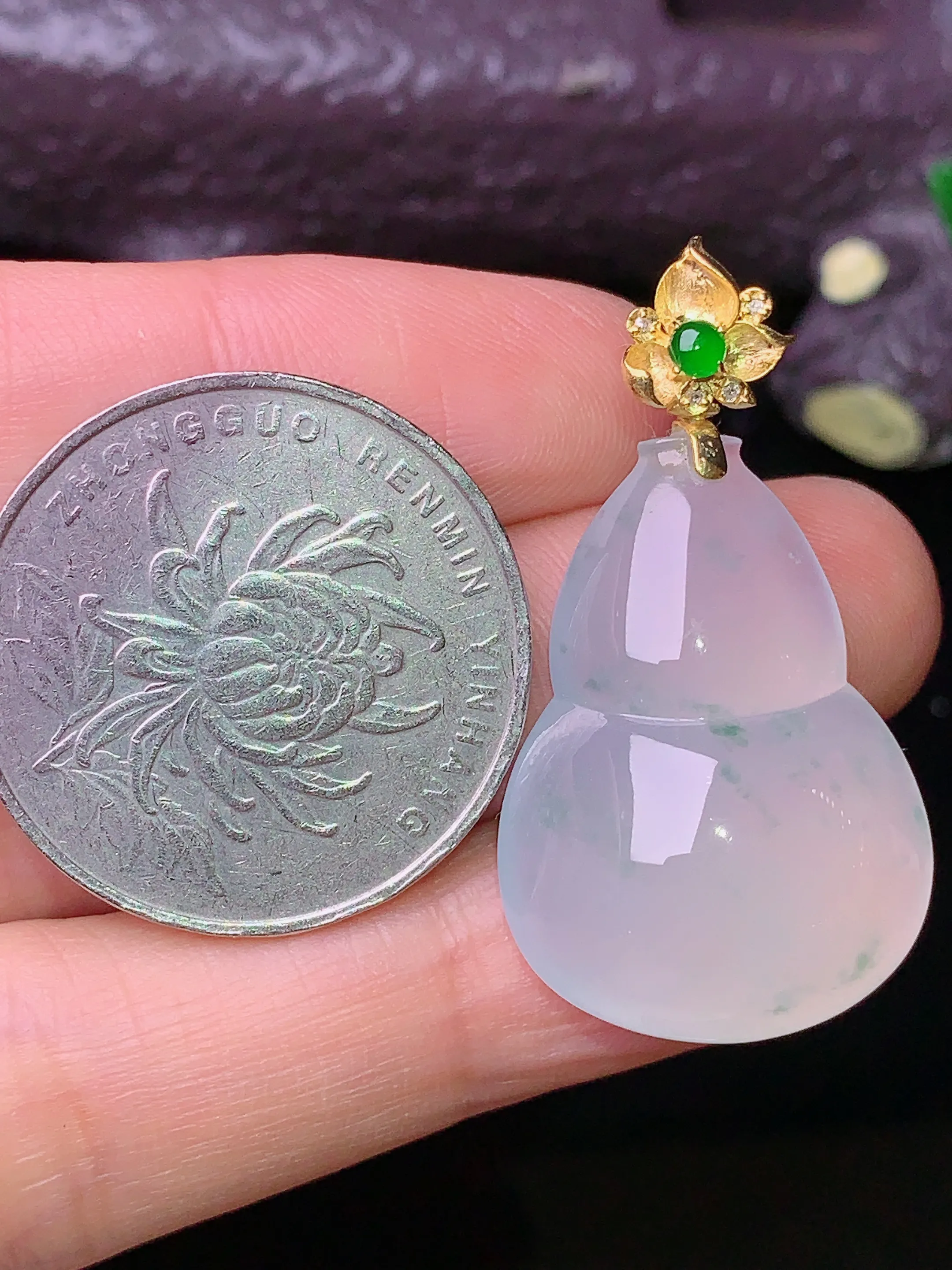 18k金钻镶嵌冰种葫芦吊坠 玉质细腻 色泽清新艳丽 整体尺寸35.5*19.5*9
