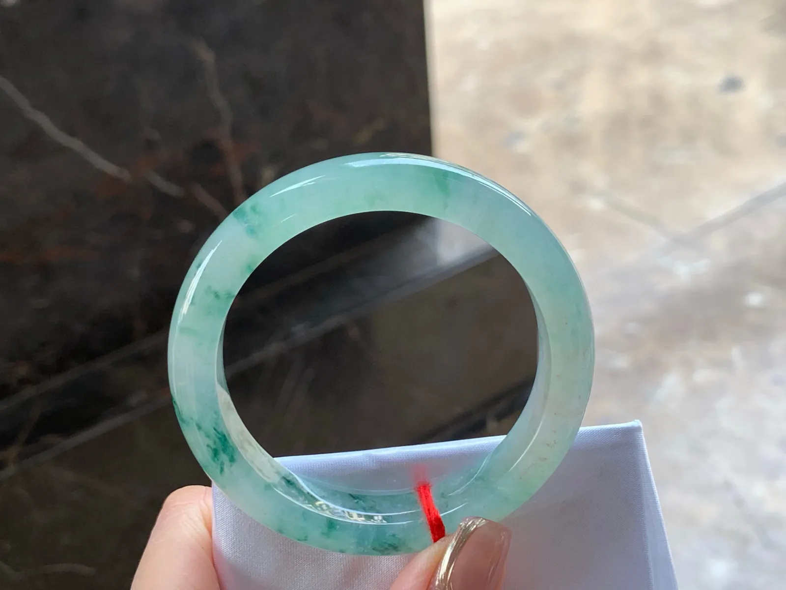 冰种飘花手镯
清爽52.5/10.7/8.1mm