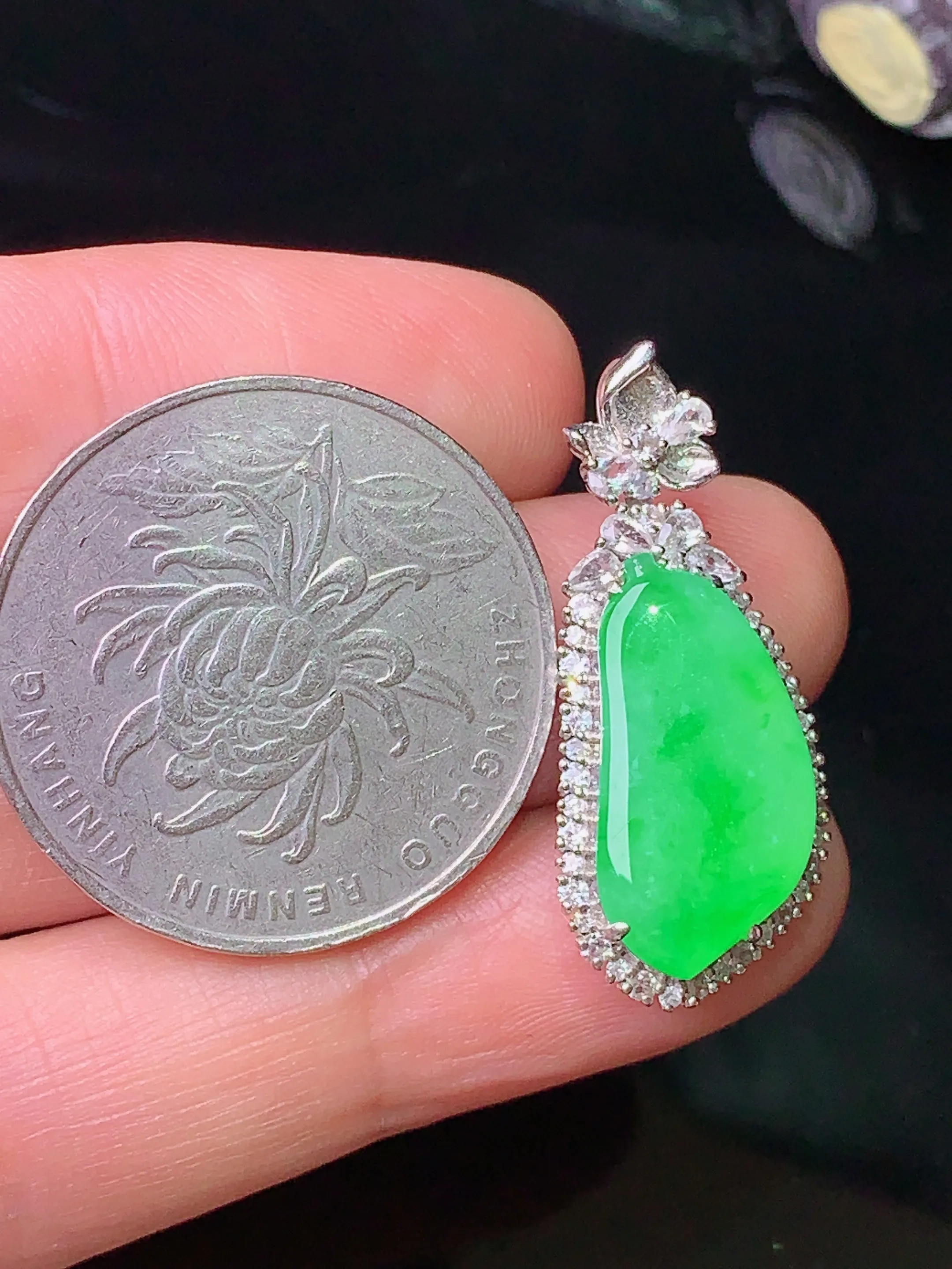 18k金钻镶嵌翠绿福瓜吊坠 玉质细腻 色泽清新艳丽 整体尺寸28.8*12.2*7.3