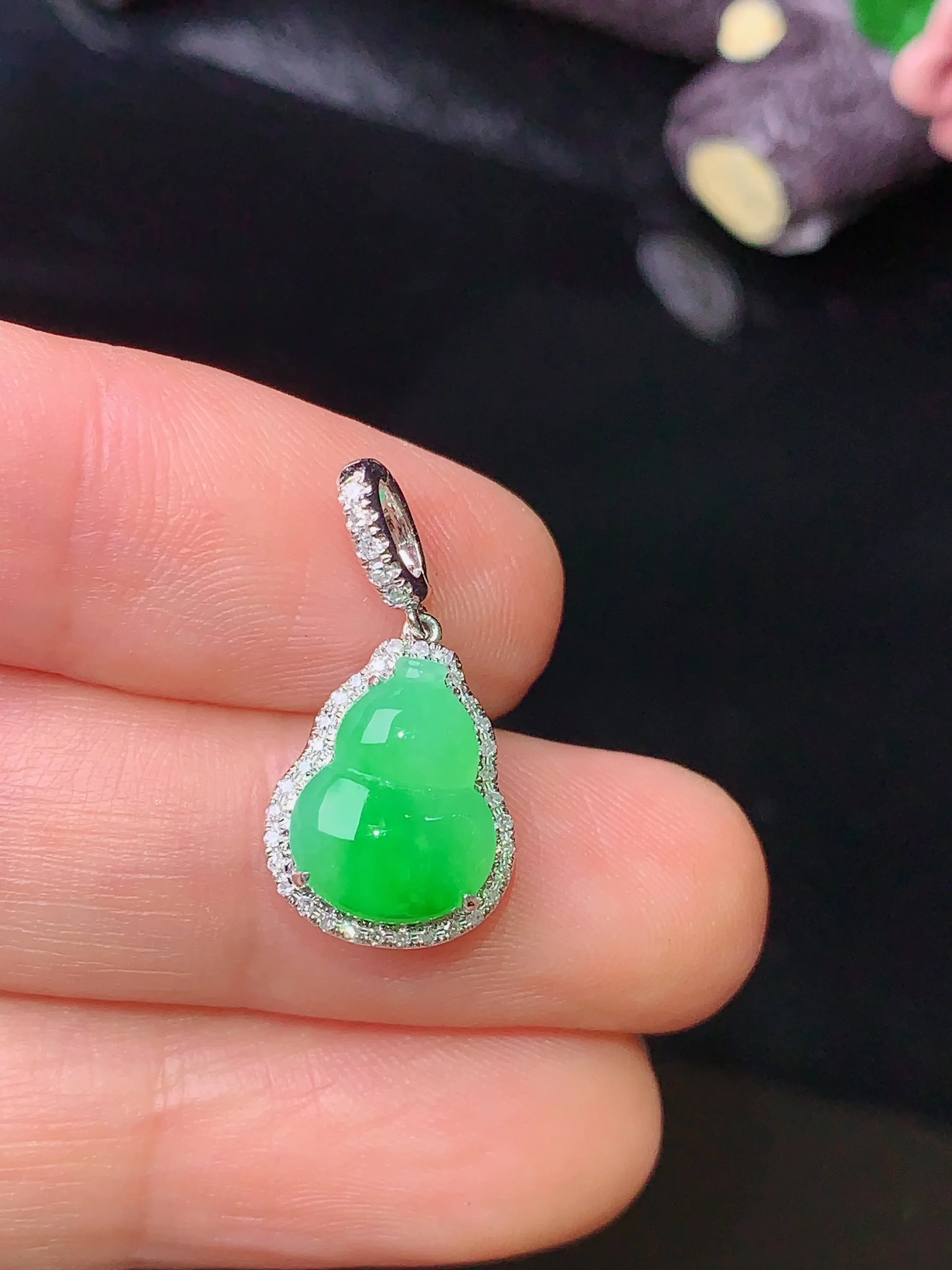 18k金钻镶嵌翠绿葫芦吊坠 玉质细腻 色泽清新艳丽 整体尺寸21*10.7*6.3