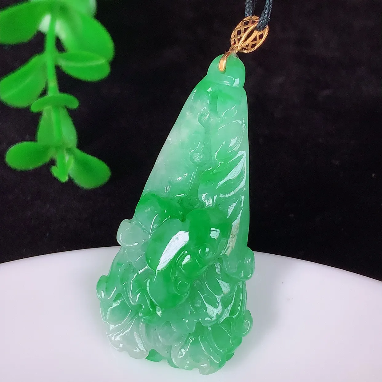 自然光实拍，18K金镶嵌冰润冰糯种飘阳绿翡翠招百财白菜吊坠，百财聚来，财源滚滚，色泽鲜艳，精工水润的白菜，性价比高！#1.27