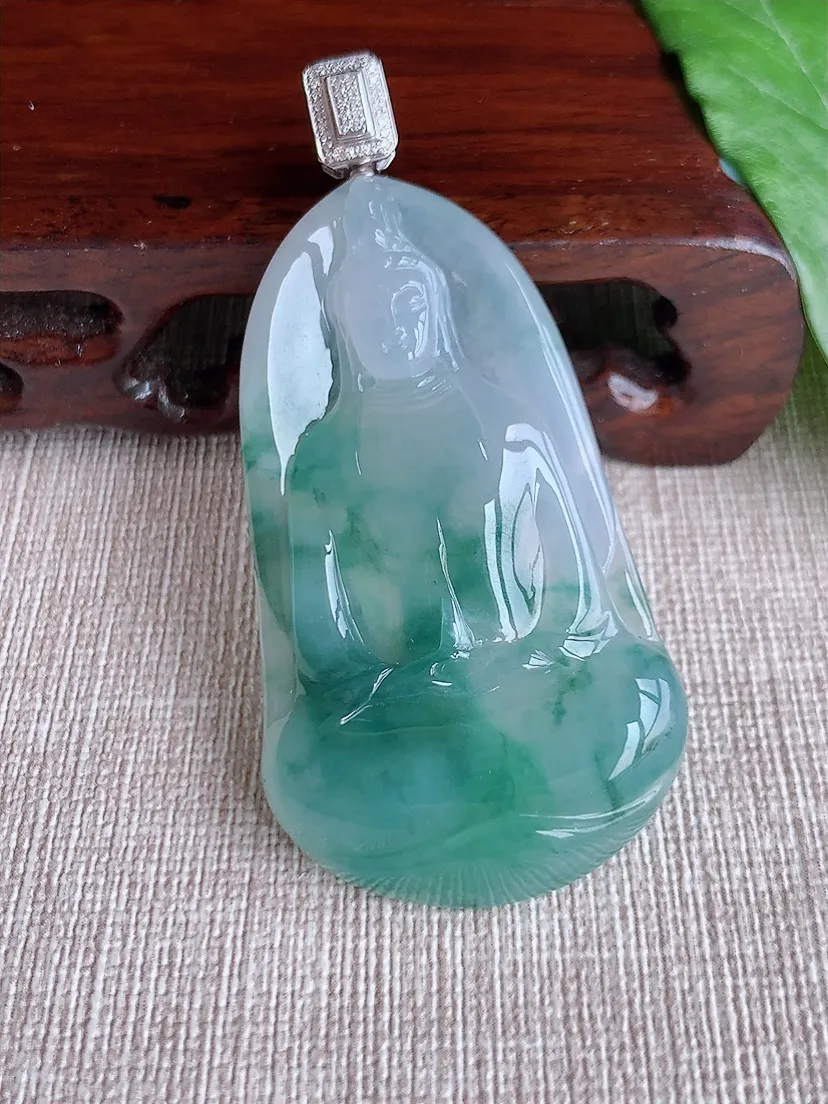 a货翡翠老坑冰种18K金伴钻镶嵌飘花观音吊坠  尺寸63.3×53.5×30.5×7mm 重量19.59g 0502