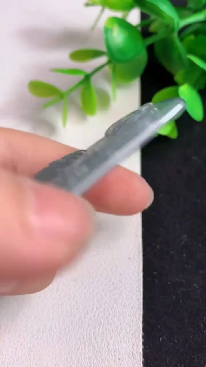 天然A货翡翠蓝水观音菩萨吊坠，尺寸72.5-48-6，重:29.68g
5月4日