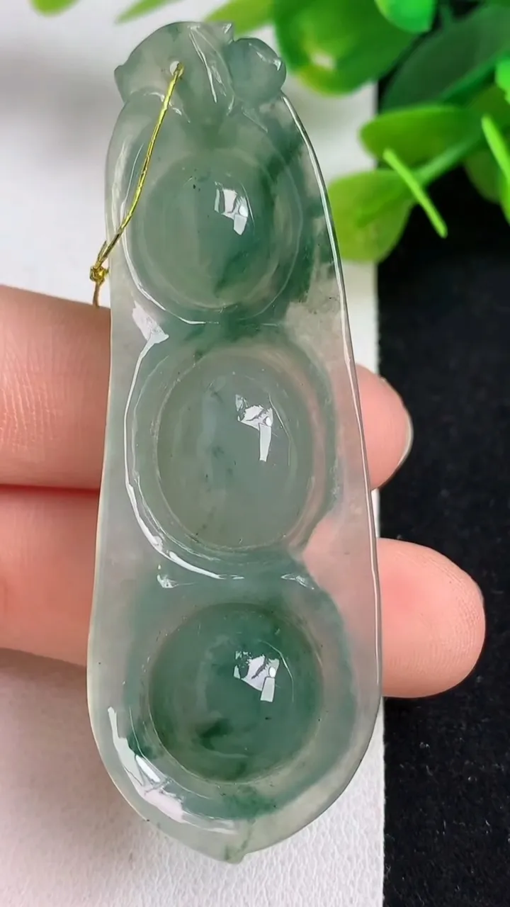 天然A货翡翠福豆吊坠，尺寸64.7-22.5-11.5，重:20.07g
5月4日