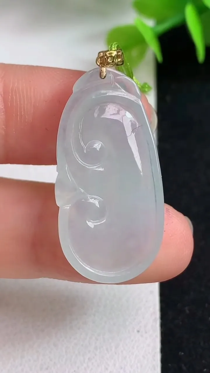天然A货翡翠白冰如意吊坠，尺寸30.6-16-4.4，重量:4.34g
5月4日