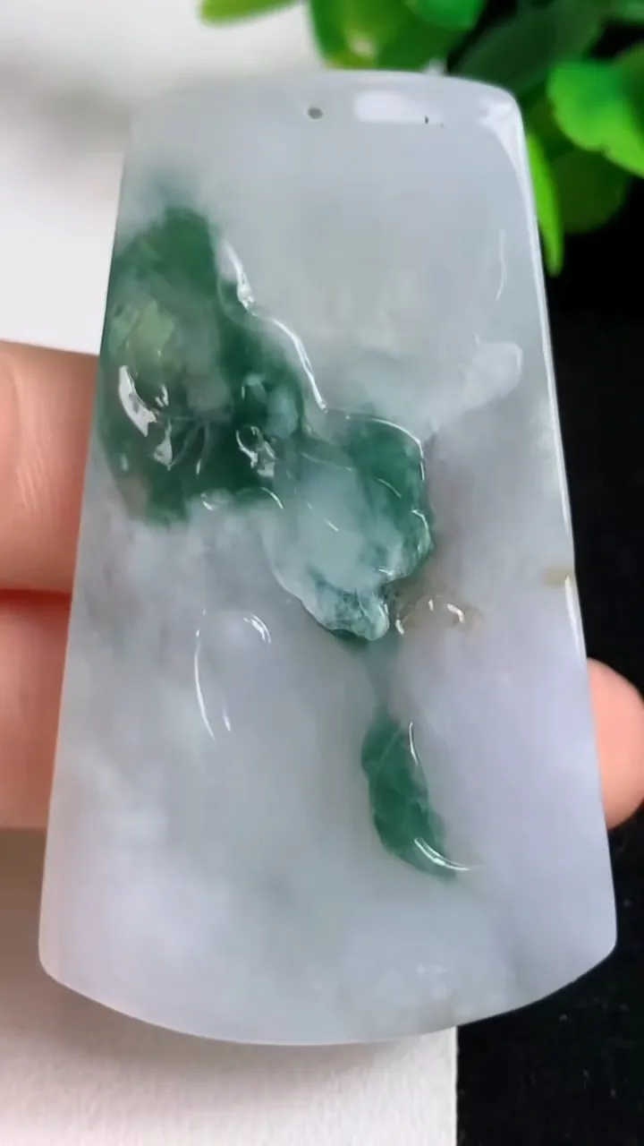 天然A货翡翠飘花虚空藏观音菩萨吊坠，尺寸61.8-37.2-5.6，重量:27.80g
5月4日