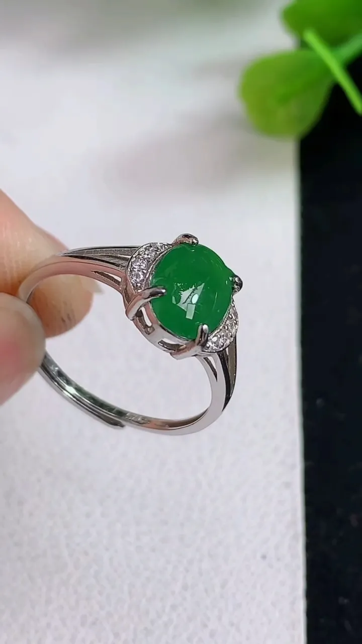 天然A货翡翠蛋面戒指，尺寸8.5-6，重:1.35g2025年5月4日
工厂直销收藏佳品,种好水足，色泽均匀，有种有色，上手高大气！