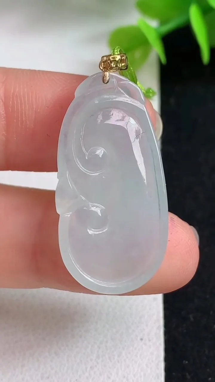 天然A货翡翠白冰如意吊坠，尺寸30.6-16-4.4，重量:4.34g
5月4日