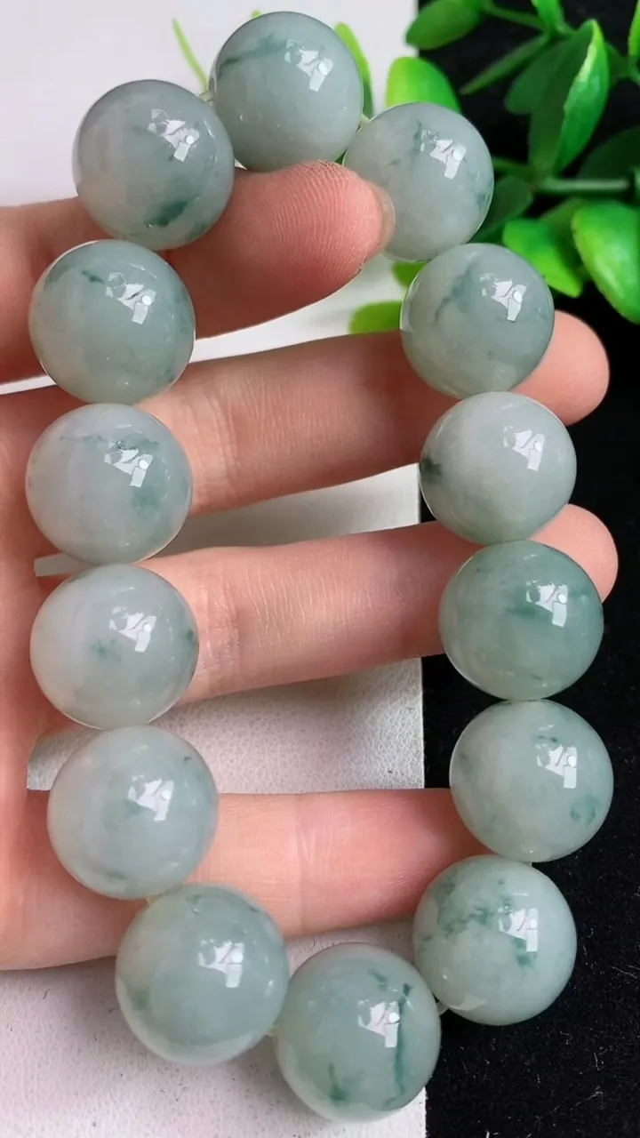 天然A货翡翠货飘花圆珠手串，尺寸15.2，重:85.90g5月4日
工厂直销收藏佳品,种好水足，色泽均匀，有种有色，上手高大气！