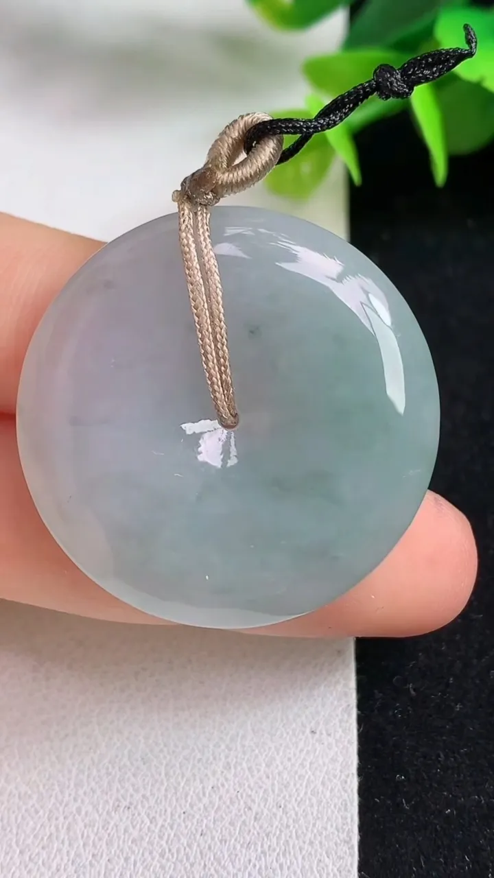 天然A货翡翠平安扣吊坠，尺寸32.7-6，重量:13.50g
5月4日