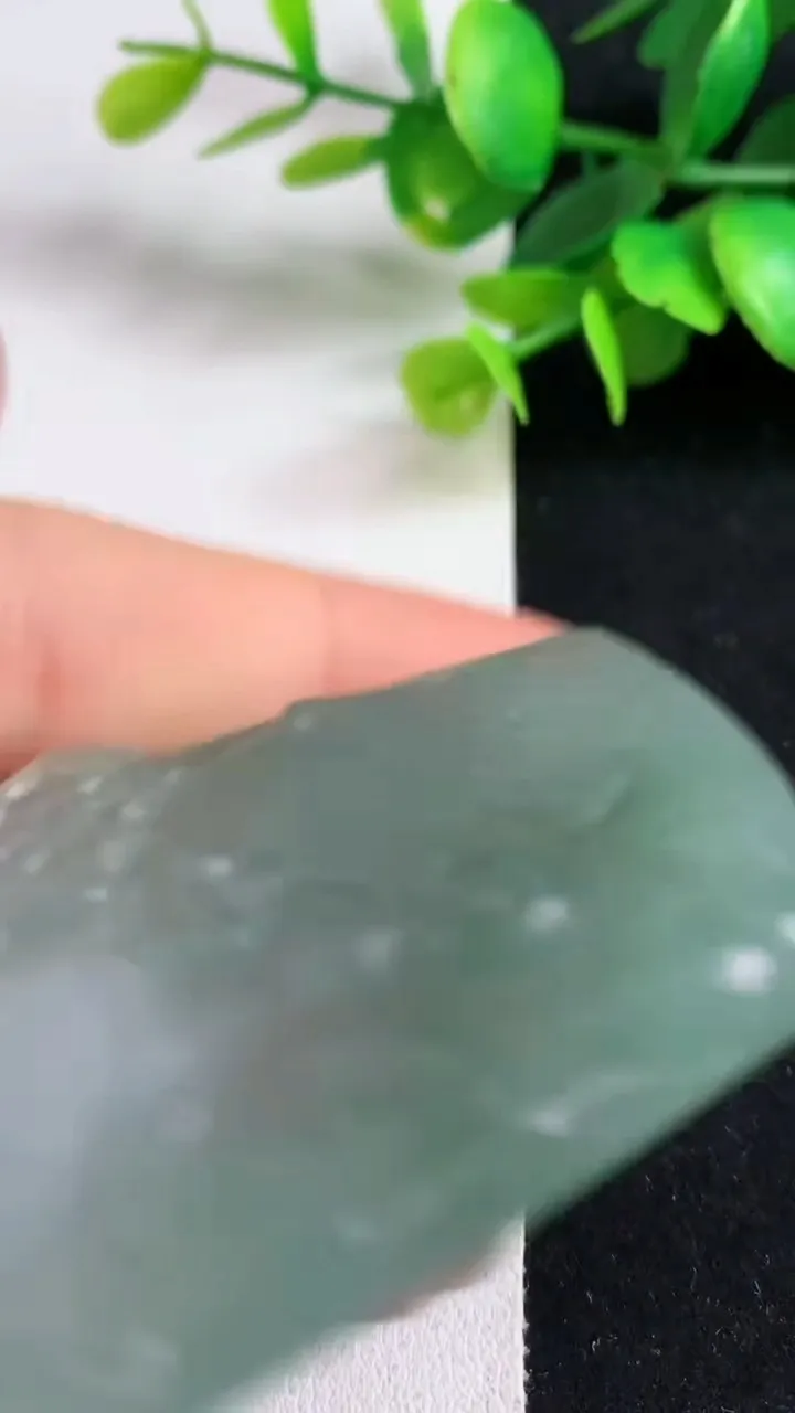 天然A货翡翠一念之间吊坠，尺寸66.5-46.4-5.8，重量:36.58g
5月4日
