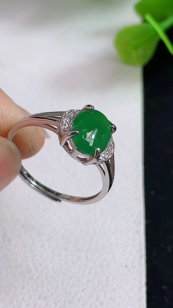 天然A货翡翠蛋面戒指，尺寸8.5-6，重:1.35g2025年5月4日
工厂直销收藏佳品,种好水足，色泽均匀，有种有色，上手高大气！