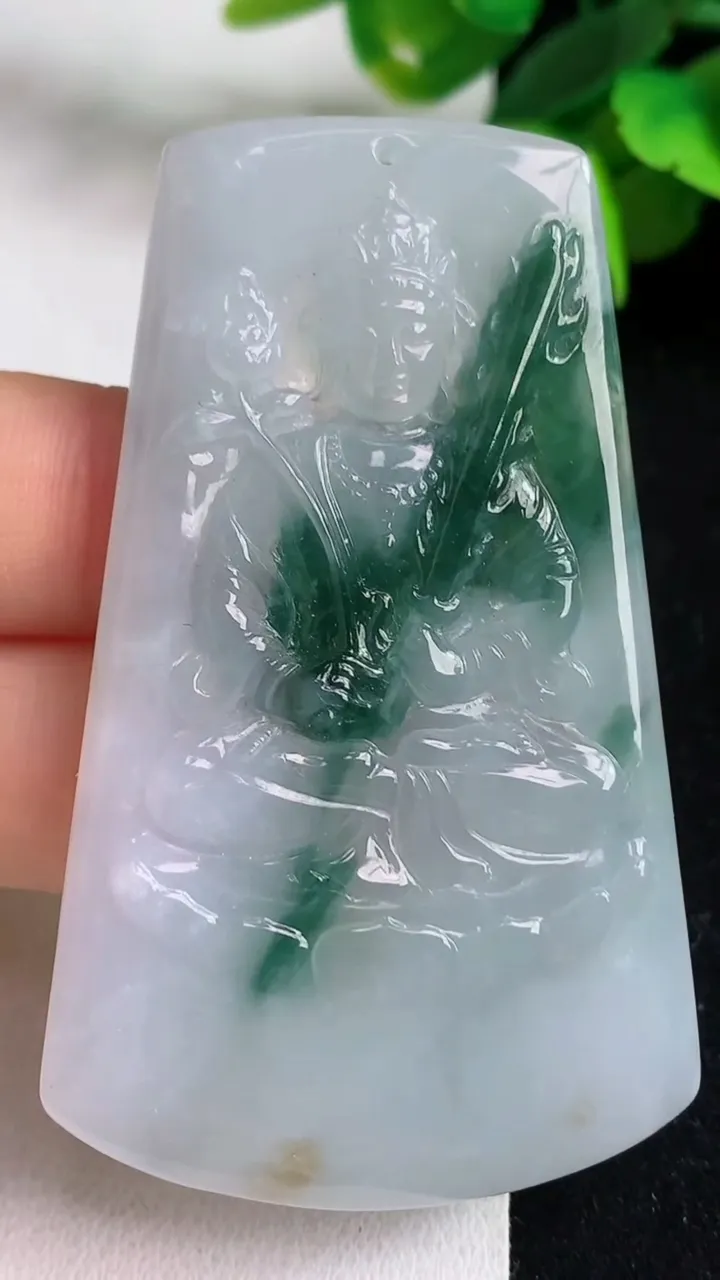 天然A货翡翠飘花虚空藏观音菩萨吊坠，尺寸61.8-37.2-5.6，重量:27.80g
5月4日